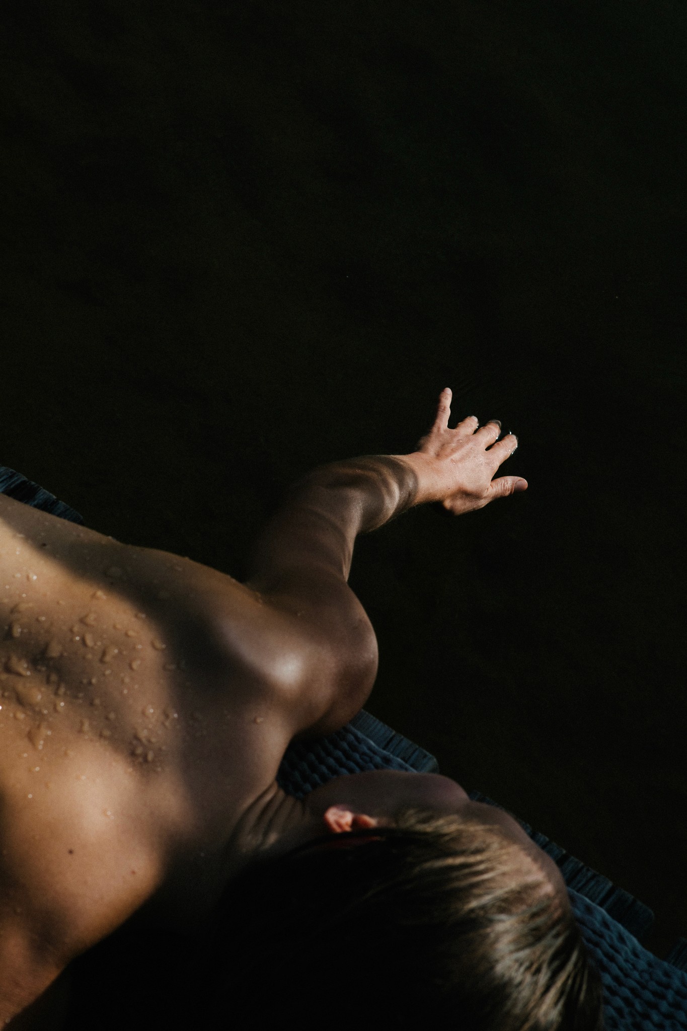 Frau streckt Arm im Wasser – Knochen & Gelenke