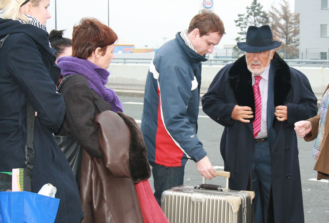 Filmszene mit Schauspielern und Crew am Flughafen Dortmund beim Dreh