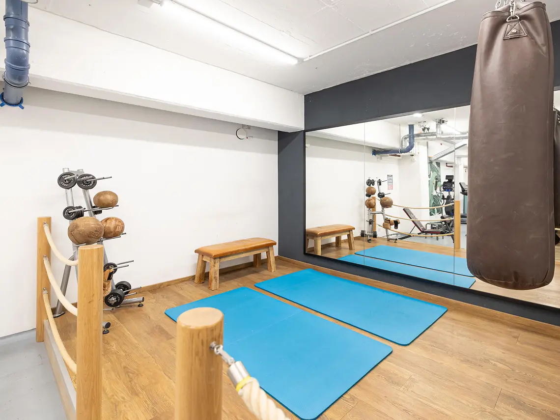 Fitness room in student accommodation in Darmstadt with training mats, weights and boxing equipment