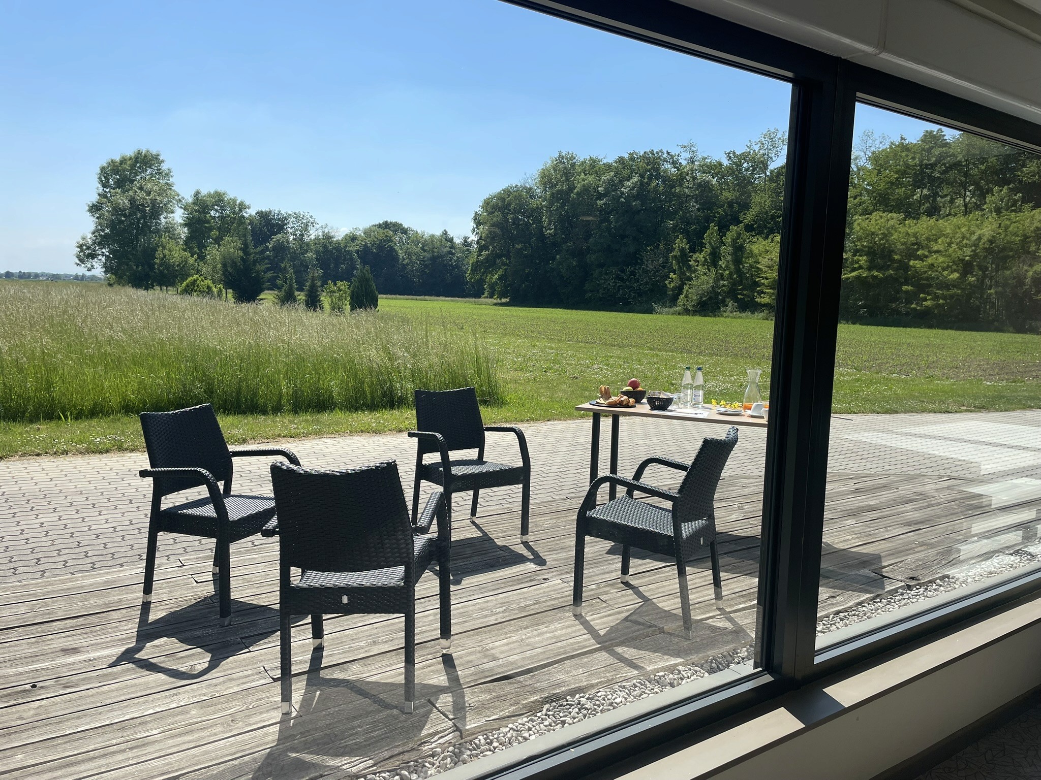 Terrasse en pleine nature pour vos pauses séminaire ou déjeuners d'affaires.