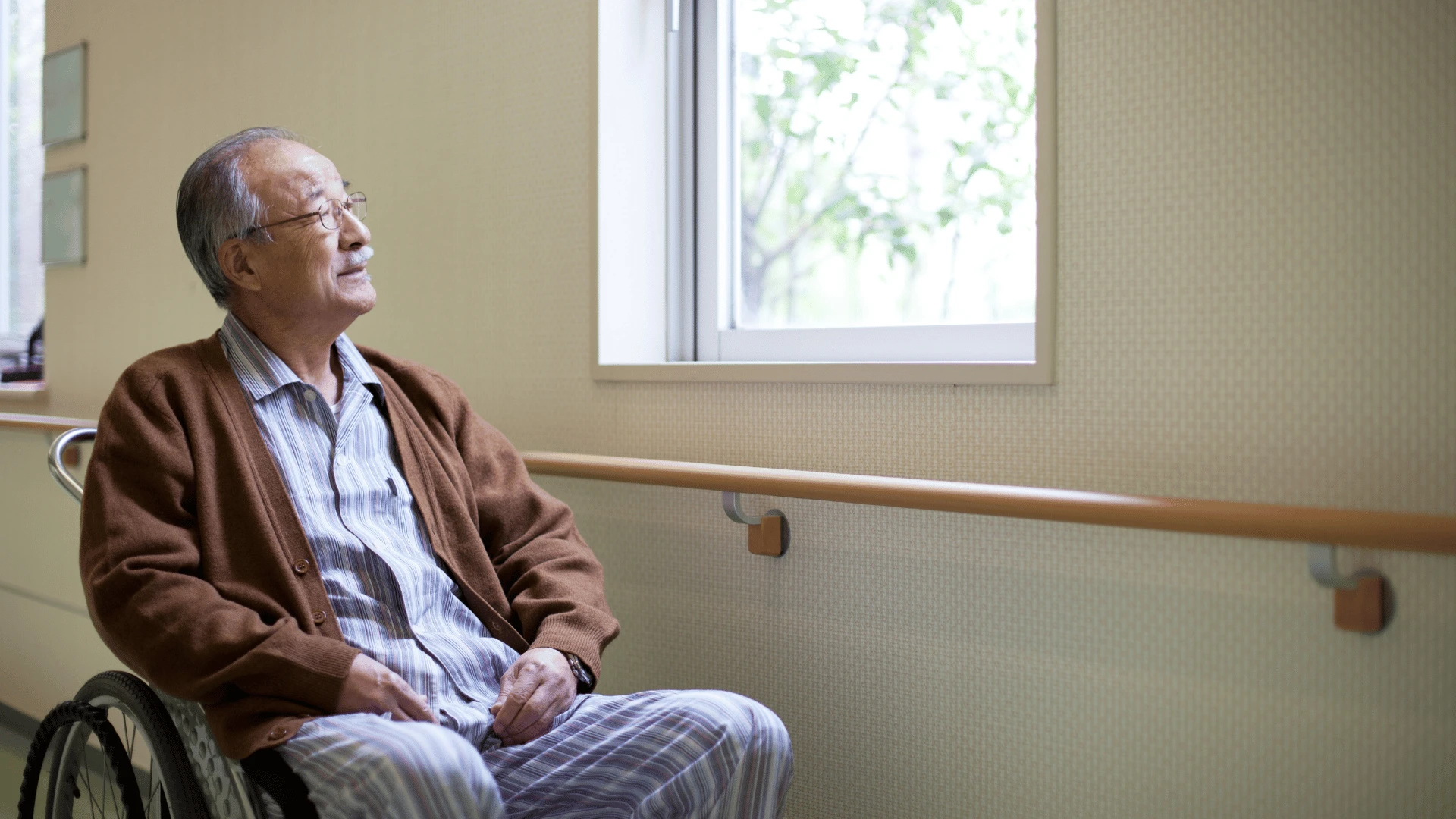 High-tech view of a medical console showing a detailed 3D holographic heart scan in a modern clinic or lab setting, emphasizing advanced diagnostic technology used by I7-Clinic doctors (men)