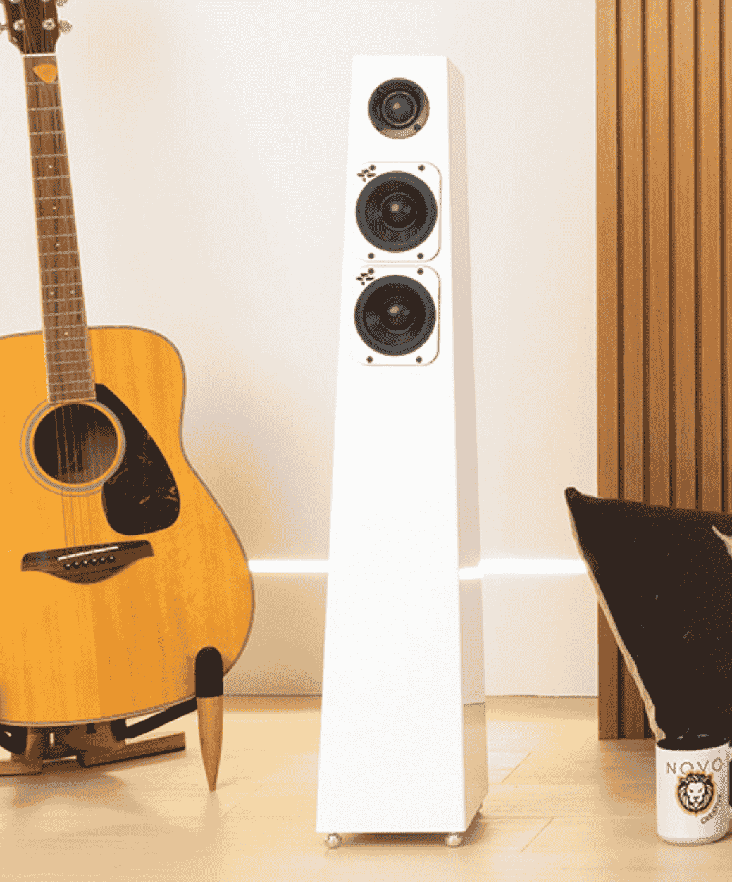 Totem Tribe Tower blanc lifestyle - LE STUDIO HIFI