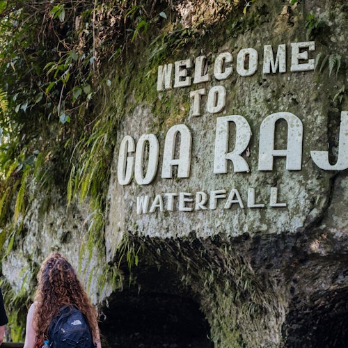 探索喬阿拉賈瀑布，這是一個隱藏在巴厘島郁郁蔥蔥森林中的珍寶。享受寧靜的瀑布、豐富的綠色植被和風景如畫的小徑。