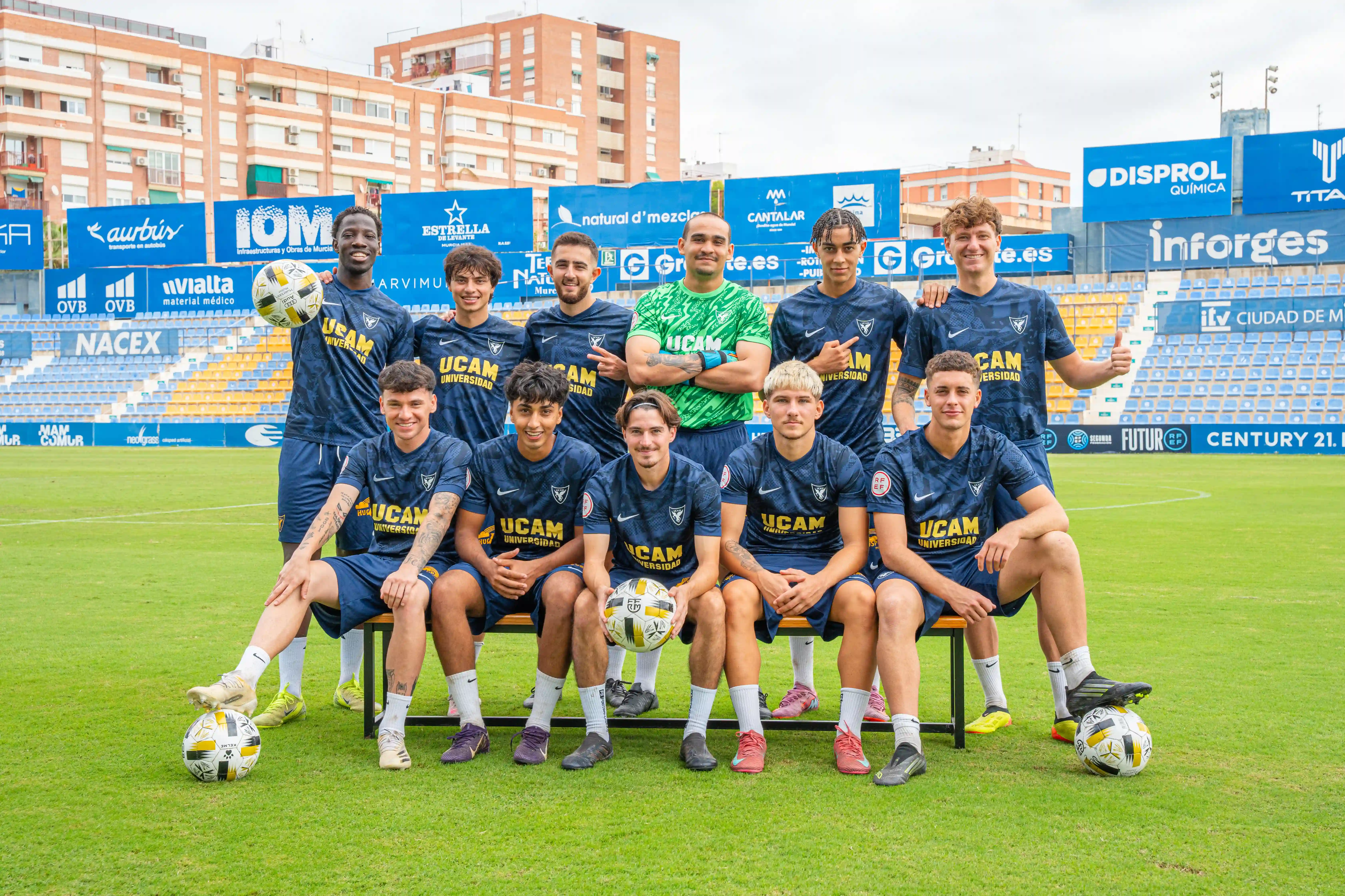 Plantilla del UCAM International Football Team posando en el estadio municipal de Murcia durante la sesión oficial de fotos | UCAM Universidad Católica de Murcia