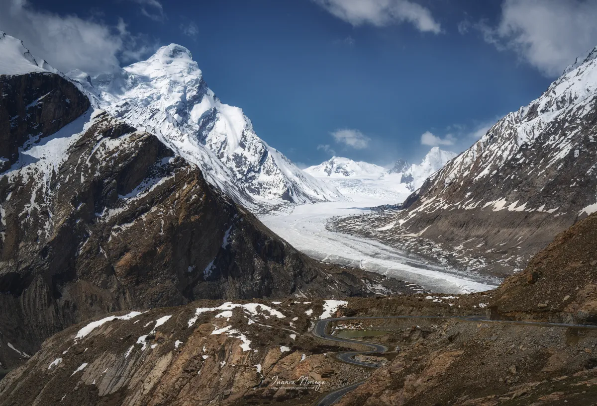 Glaciar descendiendo entre picos nevados en el Himalaya de Ladakh