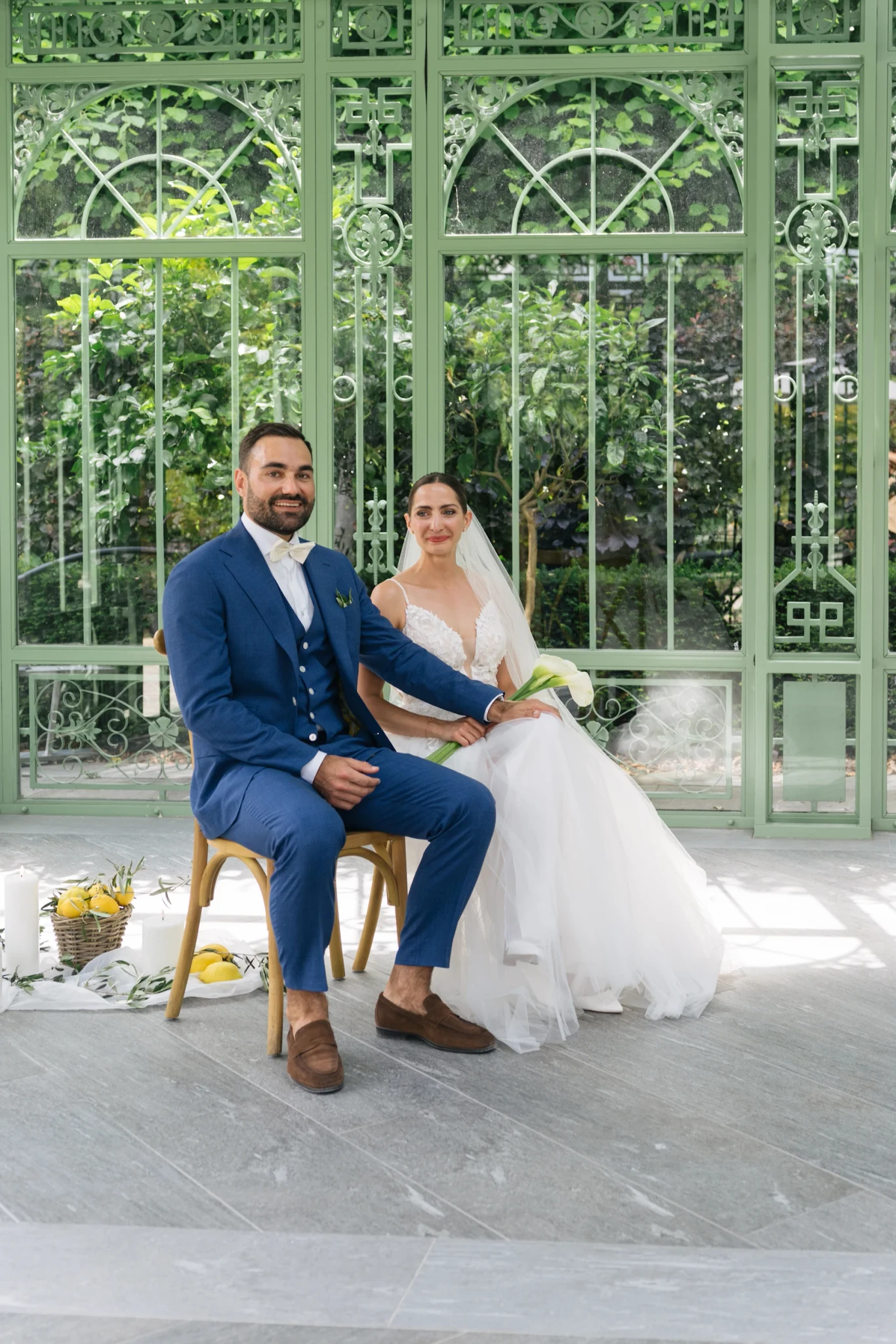 Brautpaar im grünen Glashaus während der Trauung – Hochzeit N&M in Domat/Ems