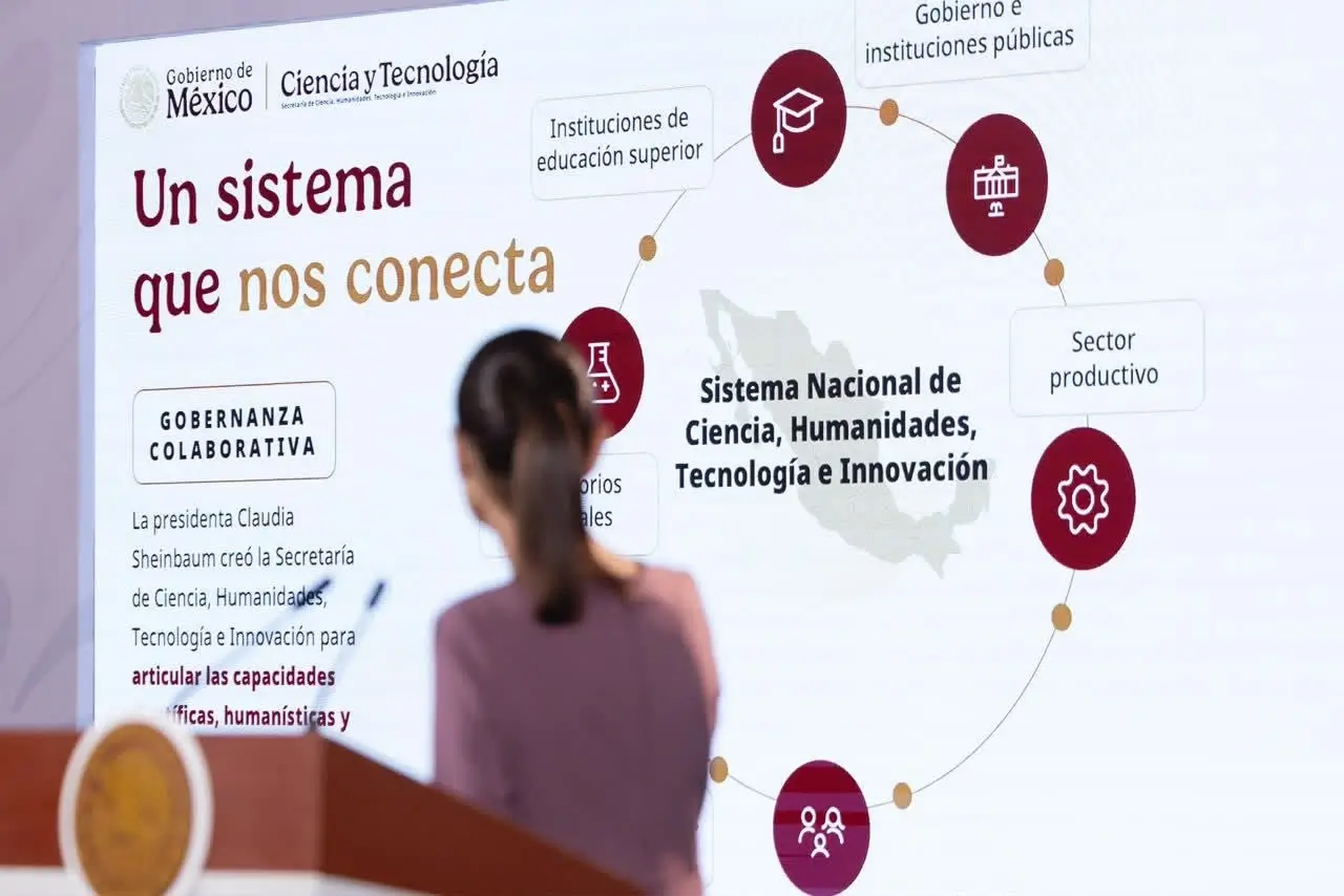 President Claudia Sheinbaum views the presentation "Sistema Nacional de Ciencia, Humanidades, Tecnología e Innovación" slide at a Government of Mexico conference.
