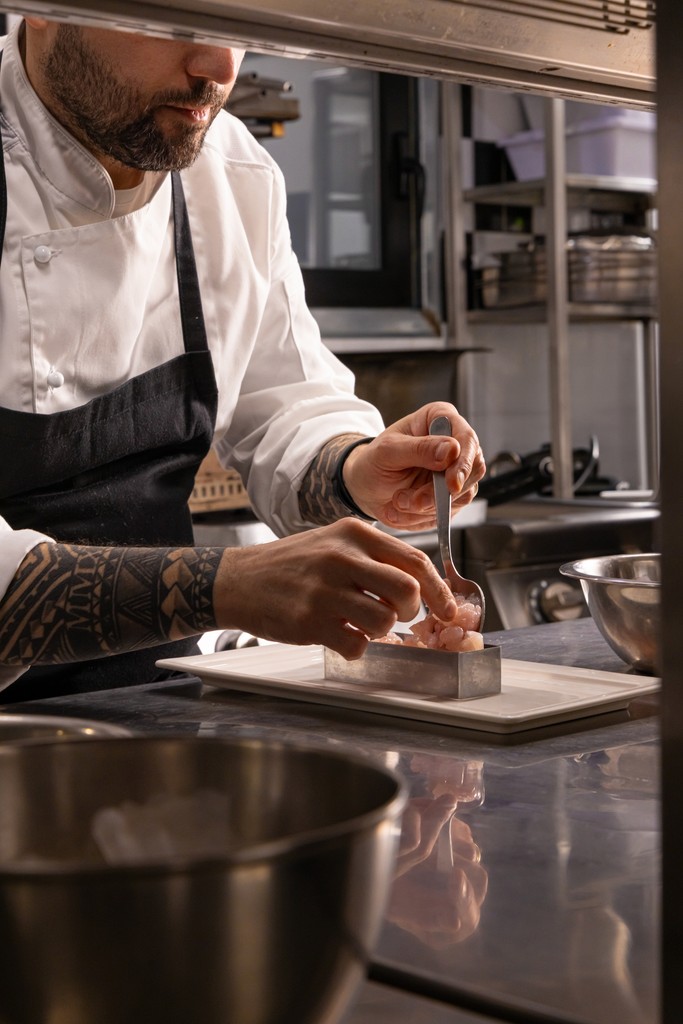 Chef al lavoro in cucina, fotografia WASISCO per CocoLoco