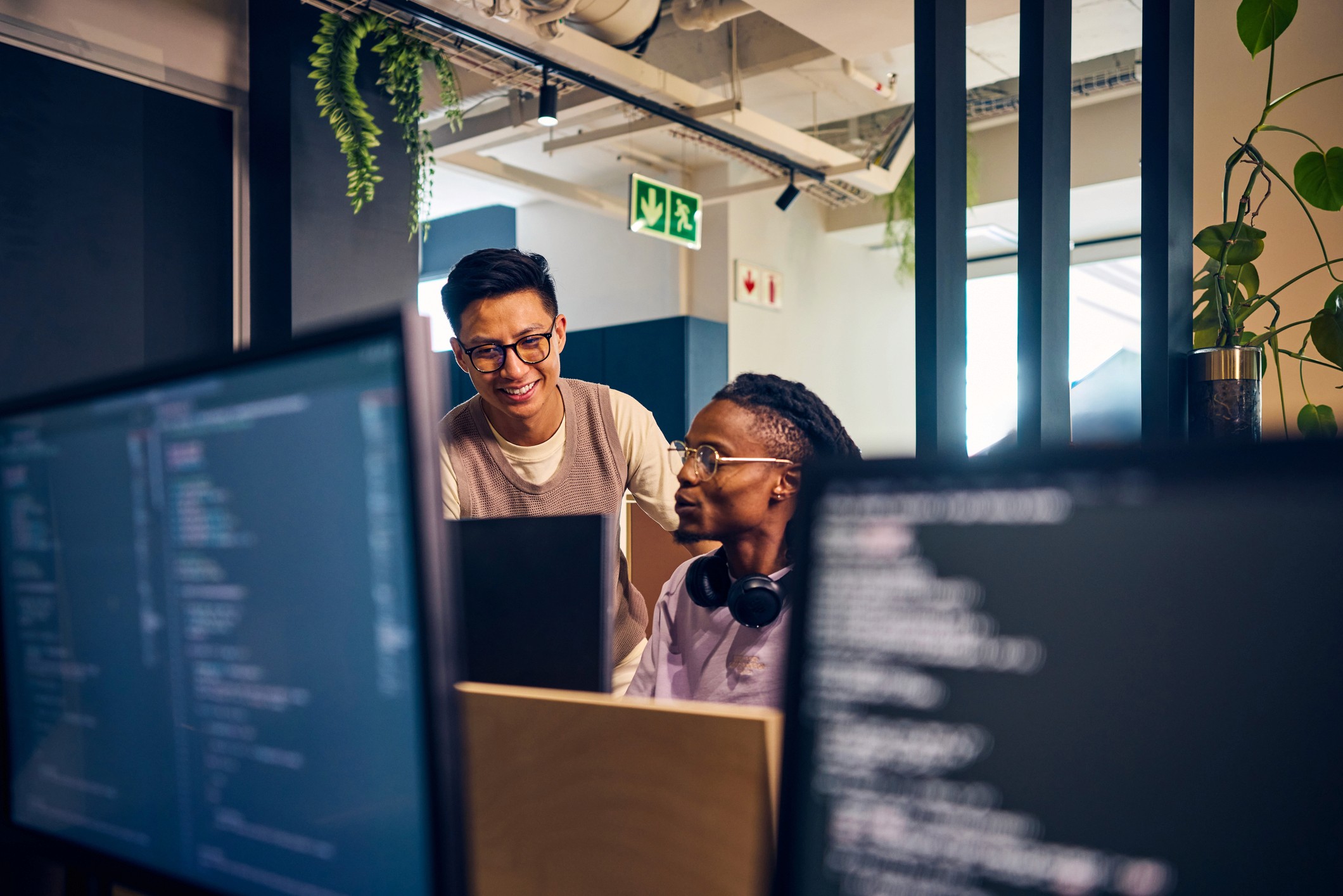 Fundador de startup brazileira a trabalhar no computador