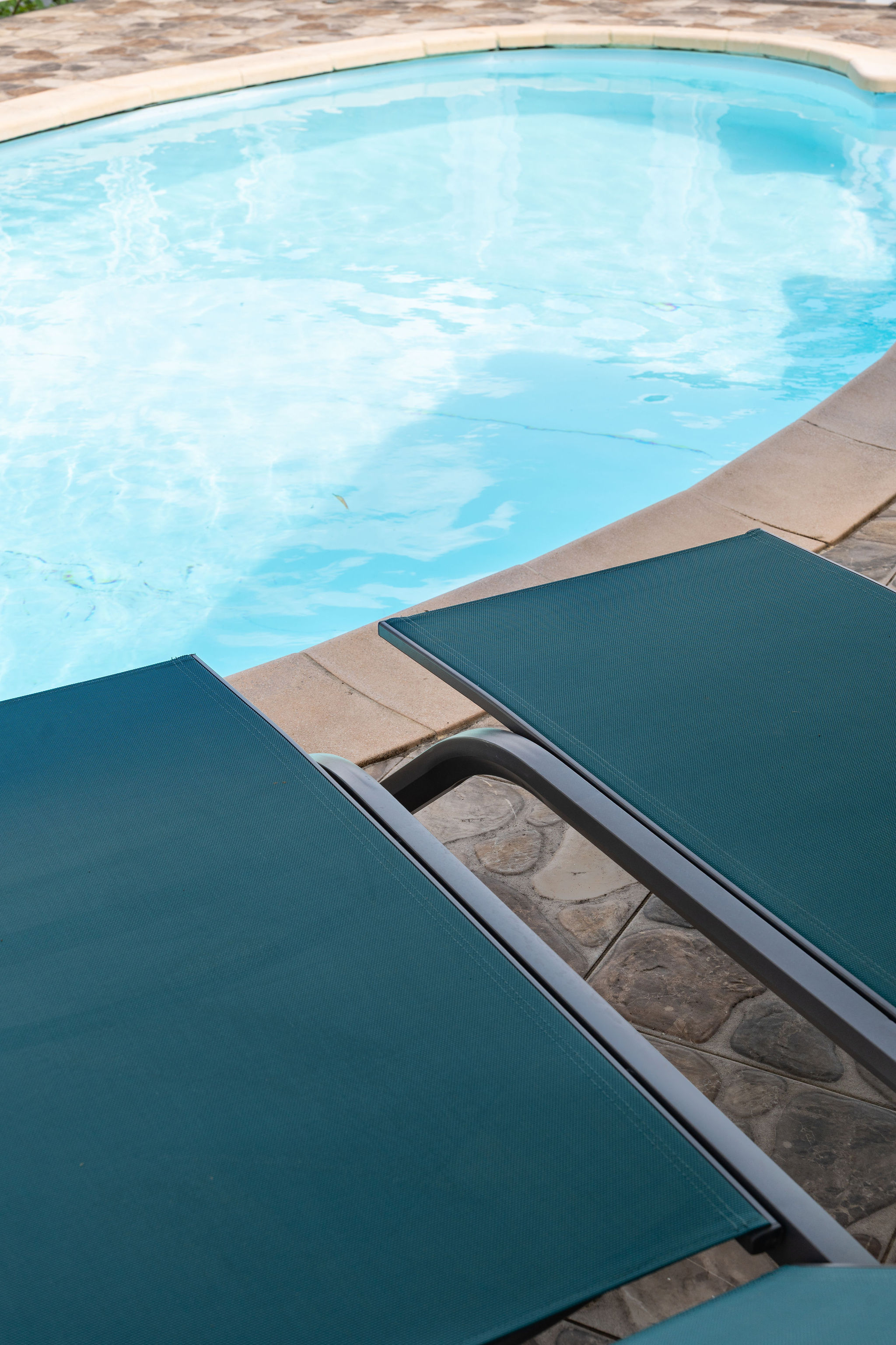 Image of chalet next to mountains