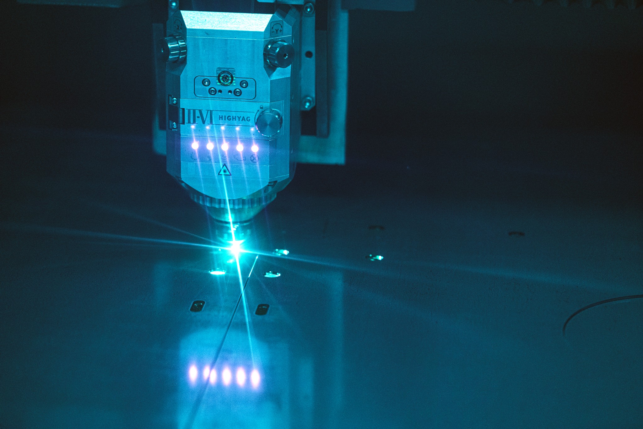 Plateskjæring av stål med lasering