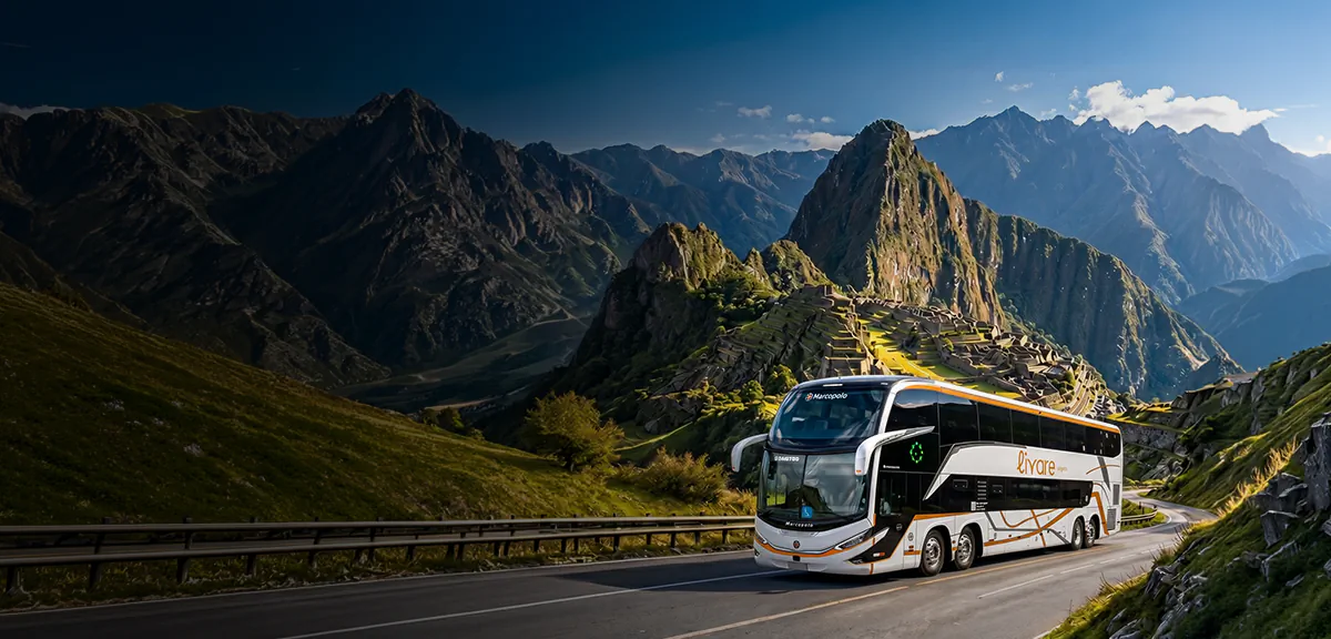 Machu Picchu, antiga cidade inca no Peru, cercada pelas montanhas da Cordilheira dos Andes e pela vegetação verde da região