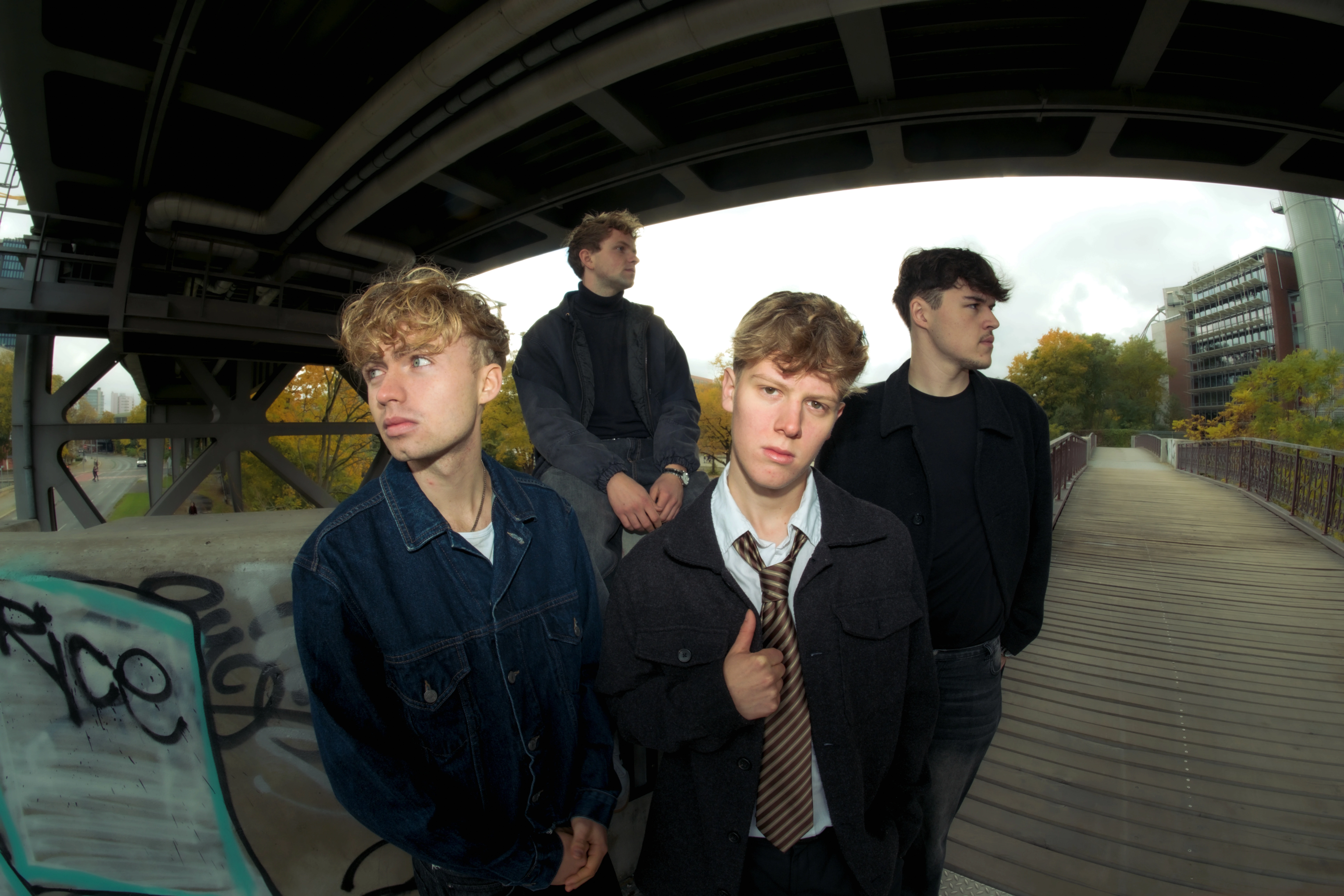 Bandfoto von haus F unter einer Brücke. Zu sehen sind die vier jungen Musiker der Band beim klangrevier festival in Kamp-Lintfort.
