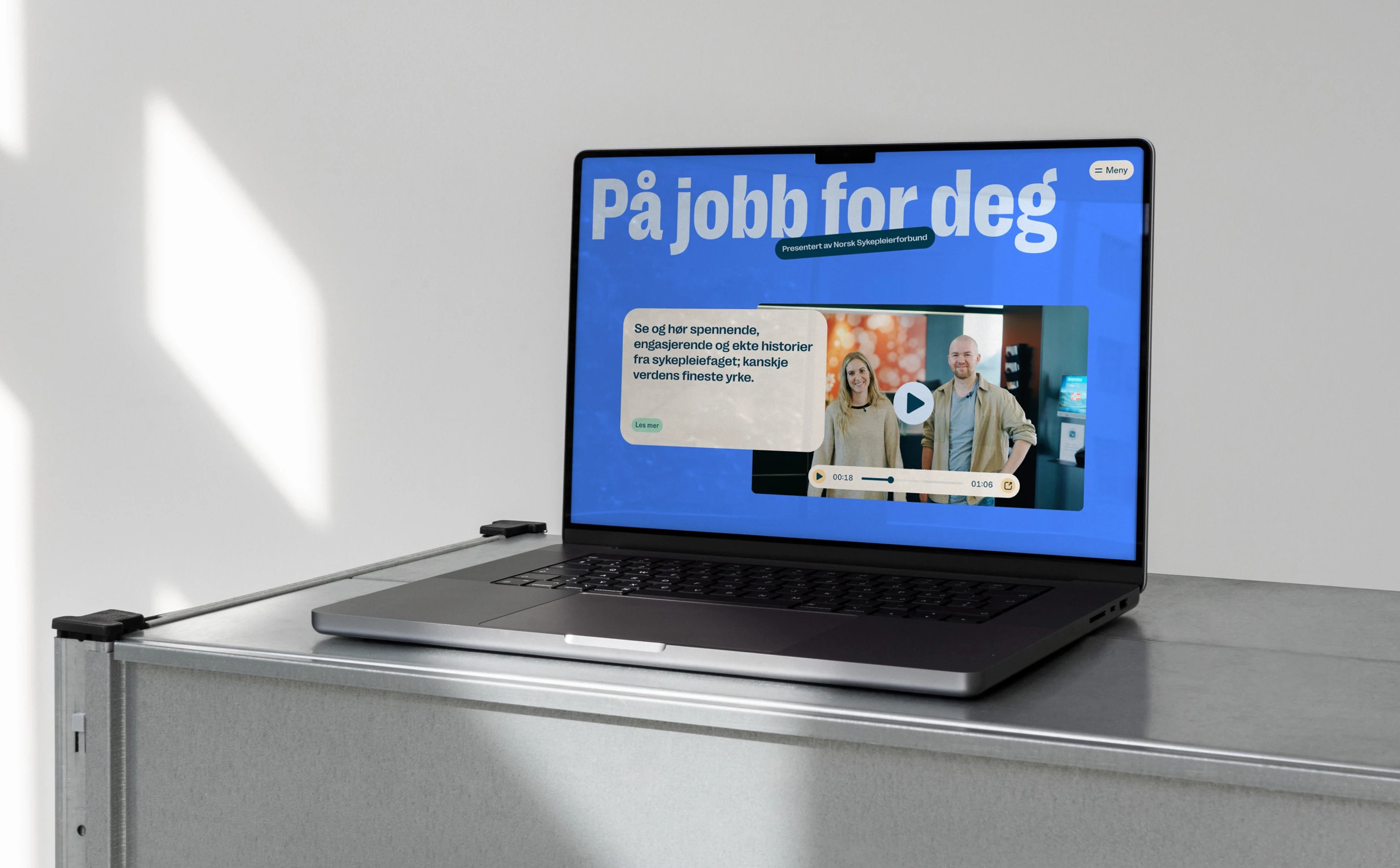 A laptop displaying the website designed for "På jobb for deg".