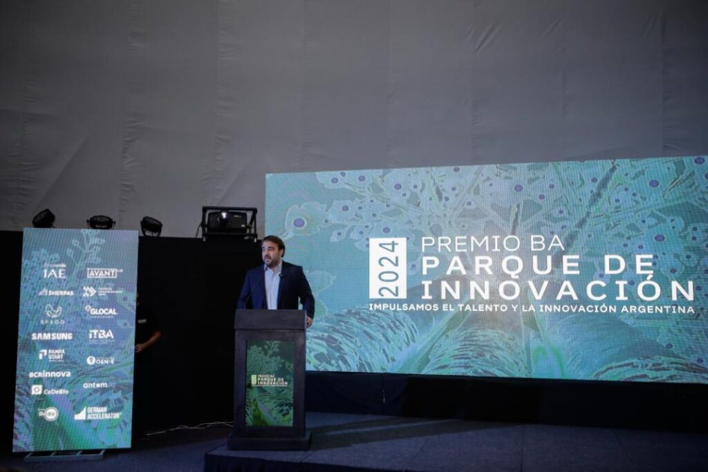 A man speaks at a podium in the event "2024 Premio BA Parque de Innovación." 