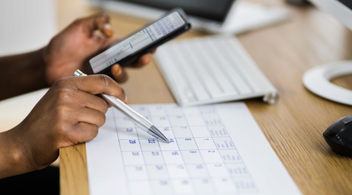 mental health practitioner using patient appointment reminder software in therapy practice