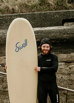 Homme avec planche de surf débutant