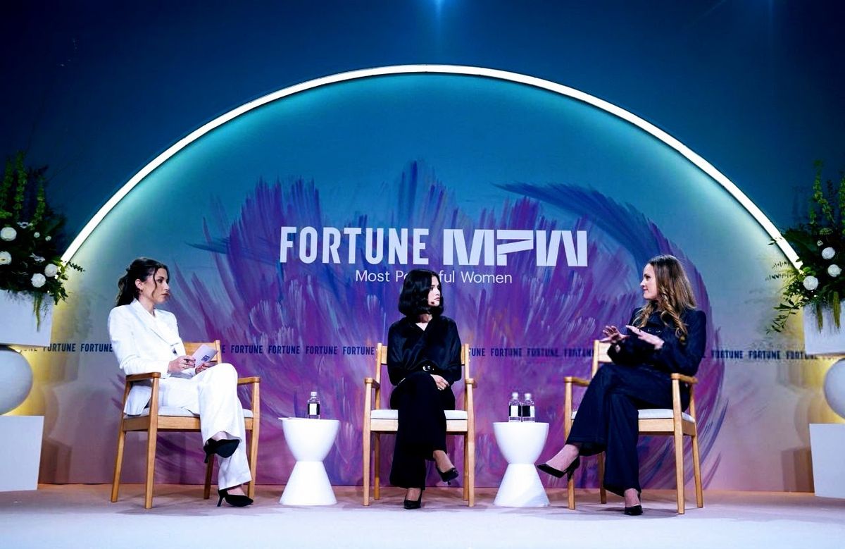 三位女性講者在圓桌進行行業論壇對談，圍繞專業議題交流觀點，透過精心策劃的論壇形式提升品牌聲量與行業影響力 Three female speakers sitting at a round table in an industry forum discussing professional topics and sharing insights to build thought leadership and brand visibility 行業論壇研討會 品牌聲量 B2B活動策劃