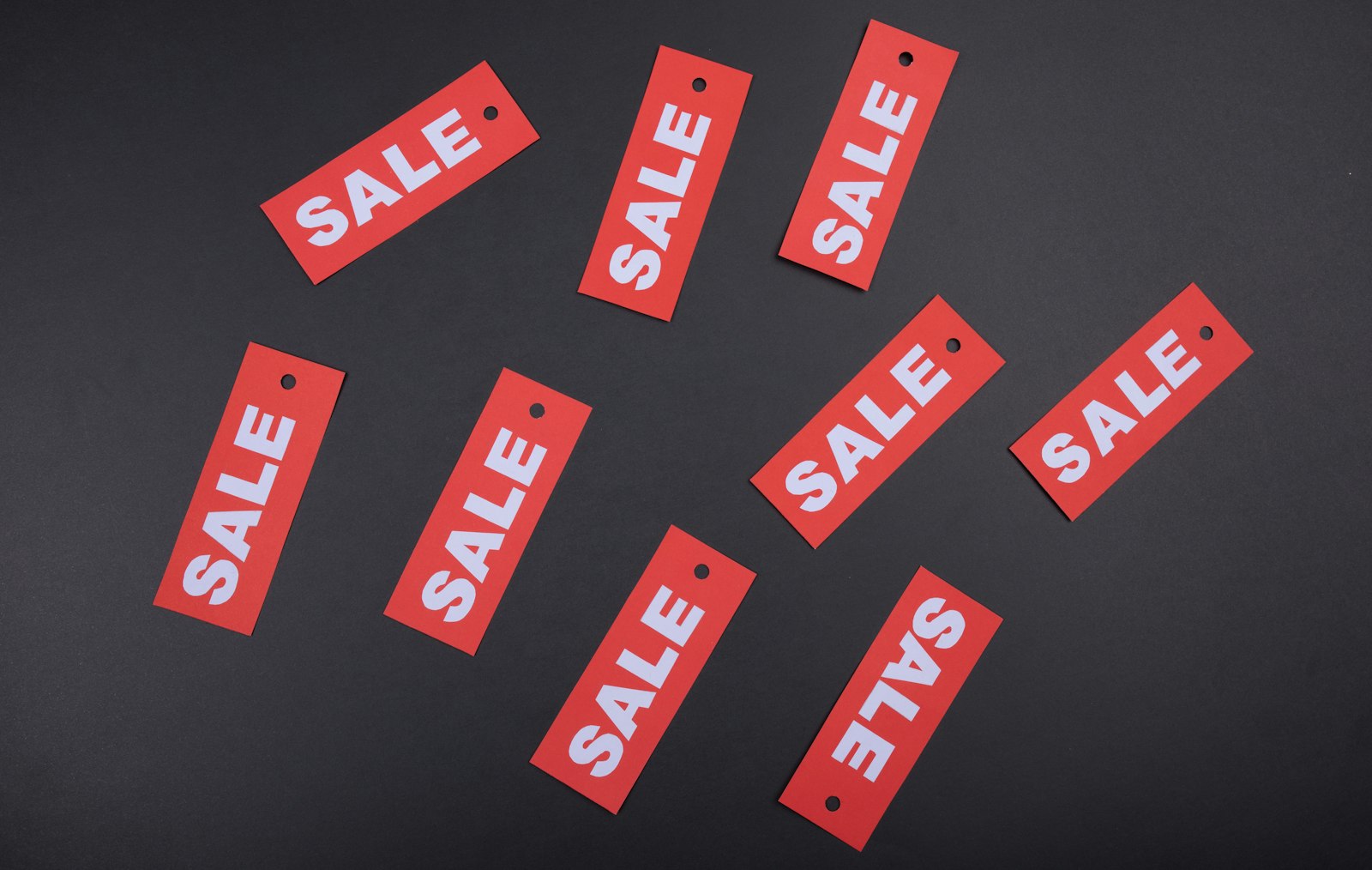Rode sale-labels op een donkere achtergrond, symbool voor Black Friday 2026 en feestdagencampagnes op Facebook en Instagram