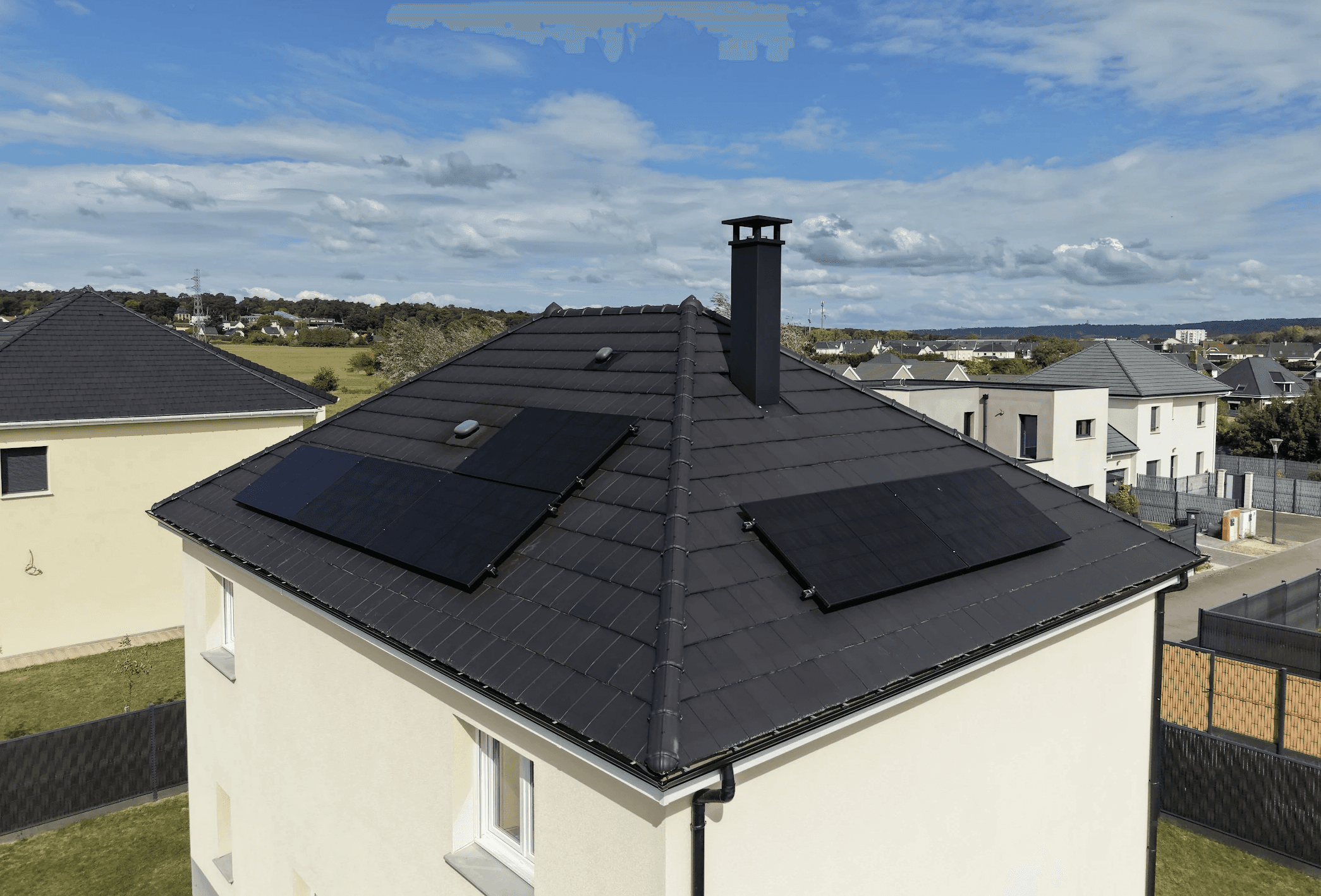Photo d'une maison à Oissel en France équipée de panneaux photovoltaïques dont l'installation a été faite par Solarock.