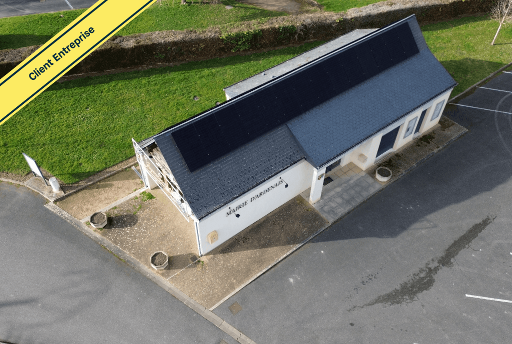 Photo d'un toit à Ardenais en France équipée de panneaux photovoltaïques dont l'installation a été faite par Solarock.