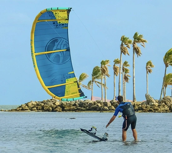 Homme avec kitesurf loué sur jam