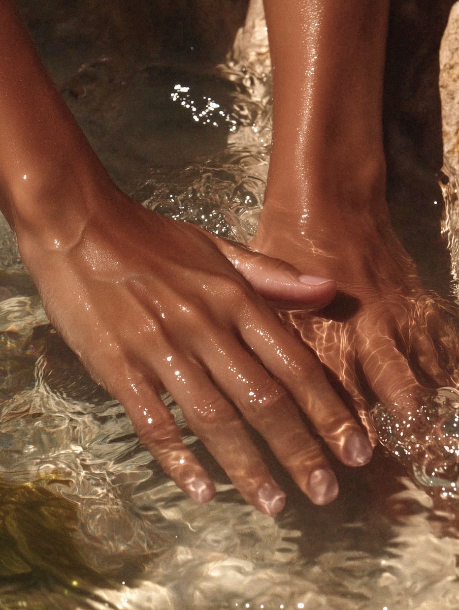 hand aesthetic in water