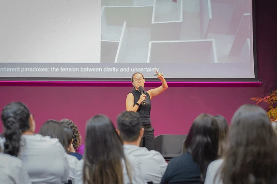 palestrante explicando um tema para o publico