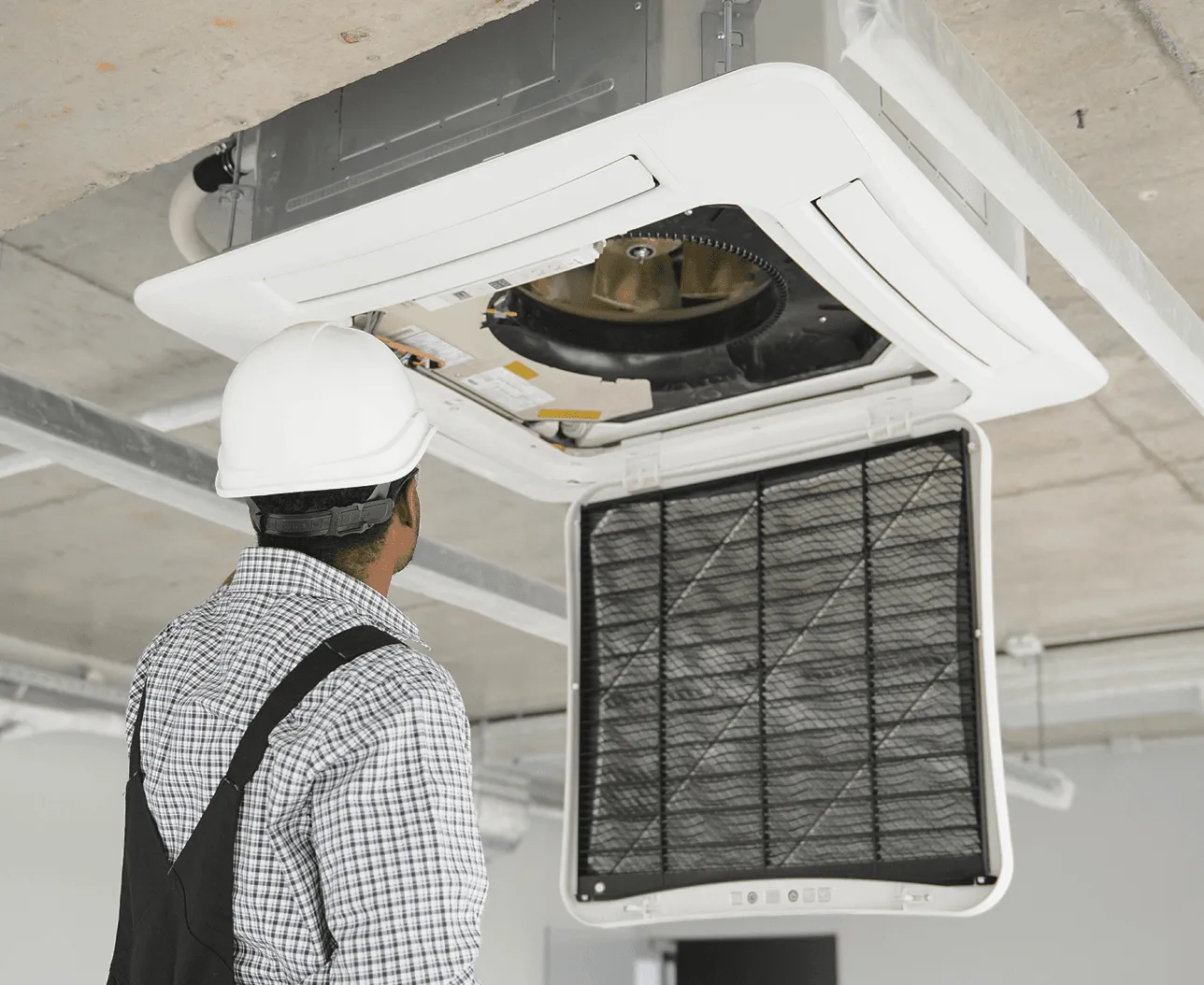 Nettoyage professionnel d’une thermopompe murale pour améliorer la qualité de l’air intérieur.