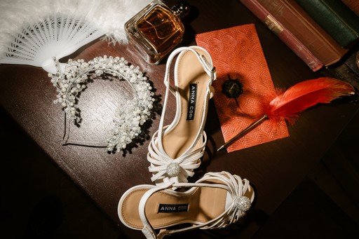 Detalii accesorii nuntă: cunună florală albă, pantofi aurii și parfum — fotograf detalii nuntă București