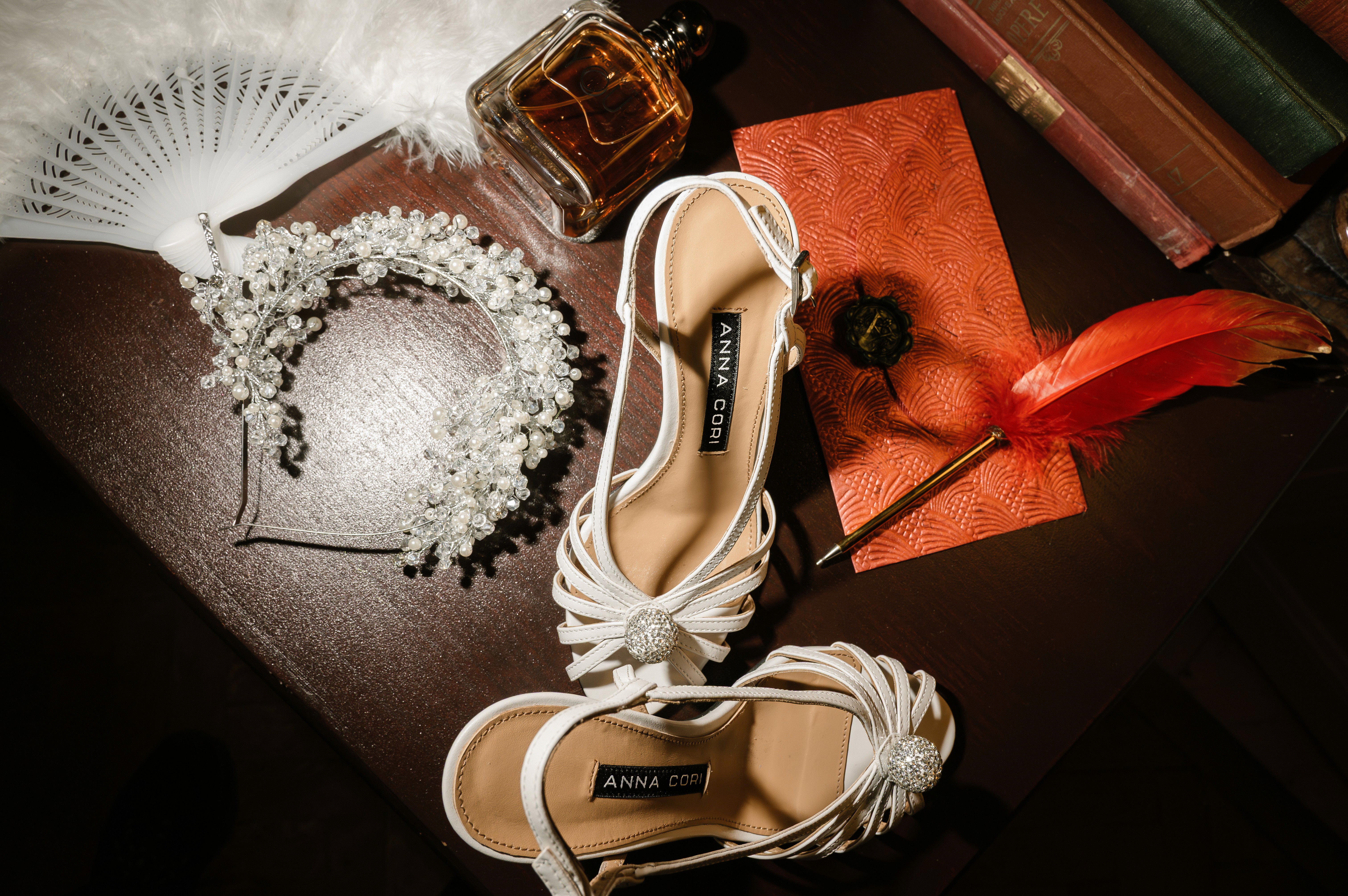 Detaliu pantofi mireasă aurii cu broderie florală și accesorii nuntă, flat lay editorial, fotografie detalii nuntă Radu Iordan fotograf București