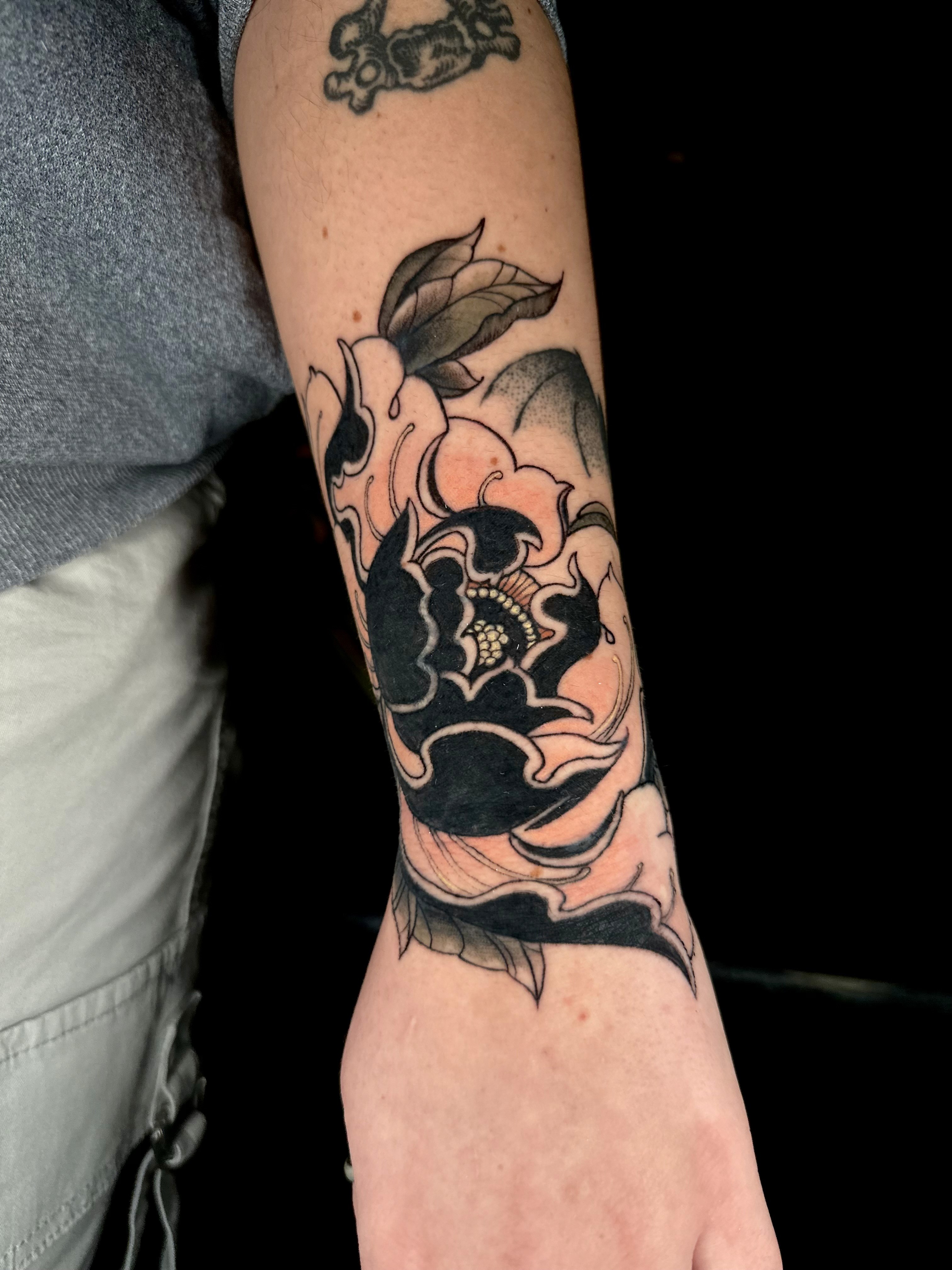 tatuaggio sull'avambraccio in stile chicano