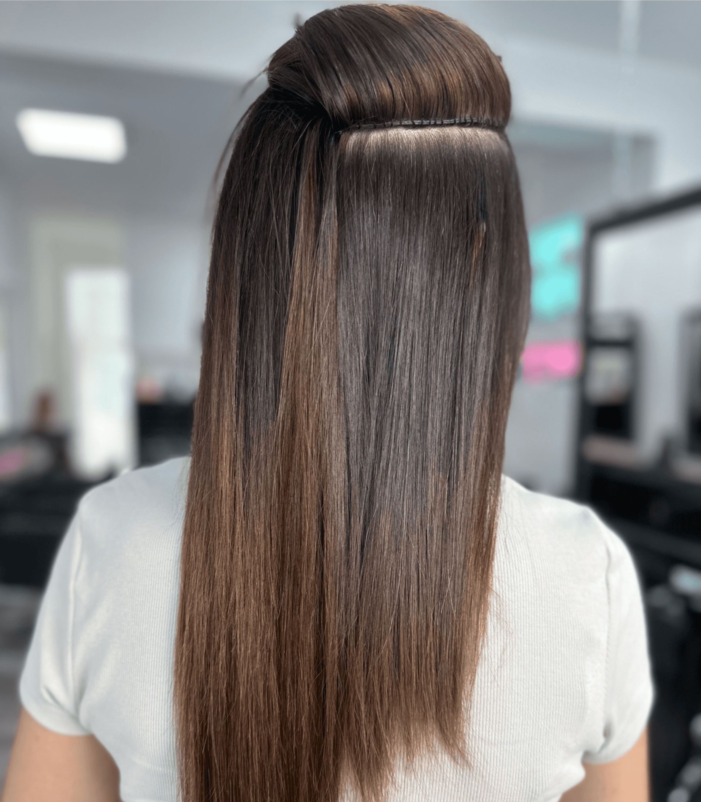 Frauen zeigt ihre neuen Extensions