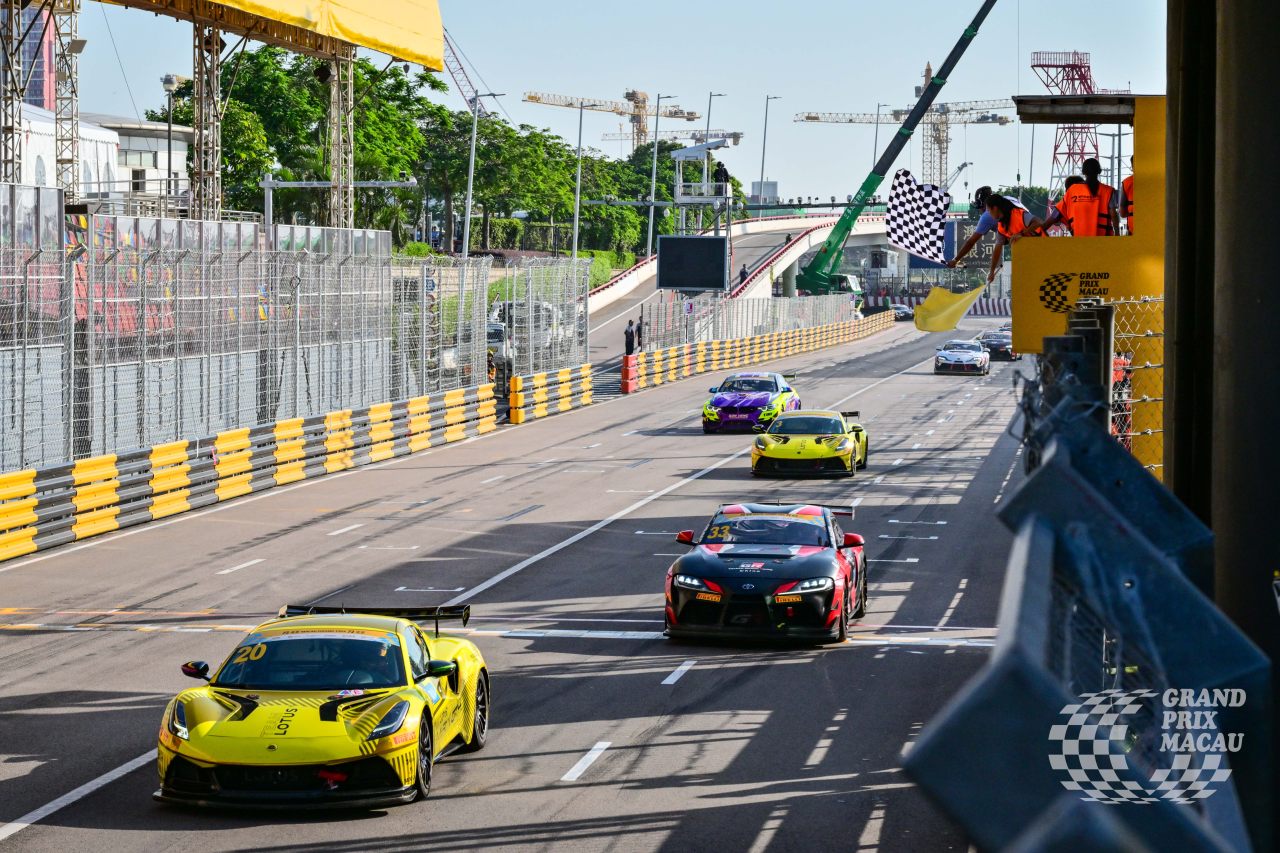 Lu Wenlong taking the chequered flag in Macau in the Bay Area GT Cup