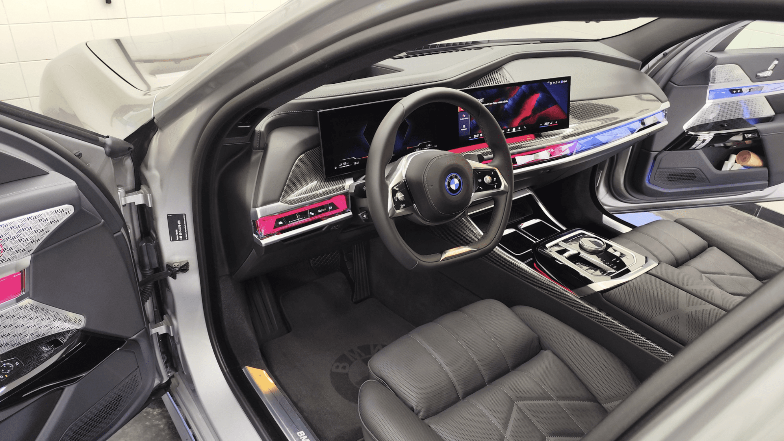 Detailing luxusního interiéru BMW, čištění ambientního osvětlení a výdechů ventilace.