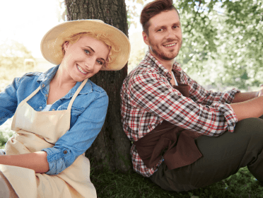 Couple souriant sous un arbre
