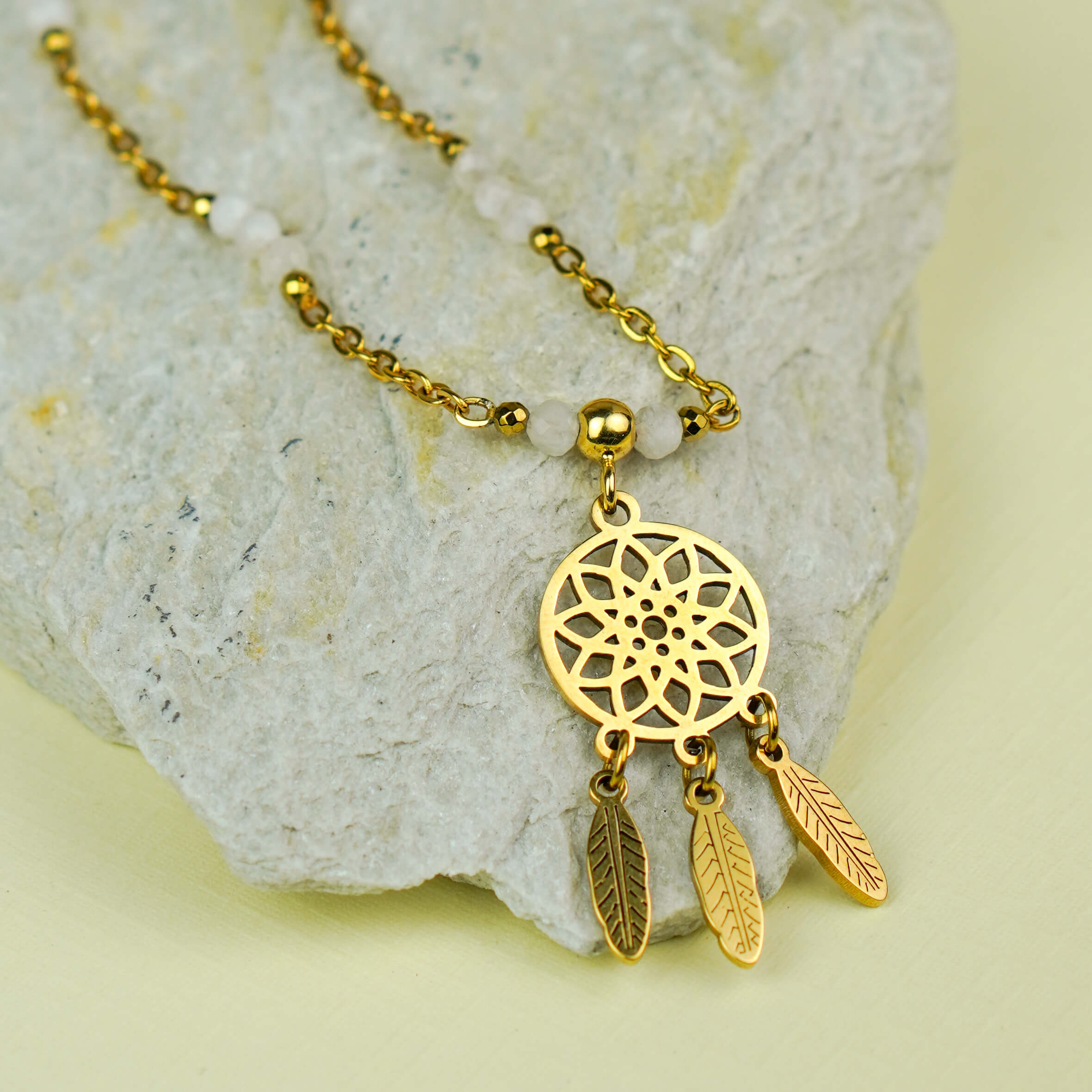 Łańcuszek z kamieniem księżycowym i intencją Strażniczka Snów biżuteria robiona ręcznie