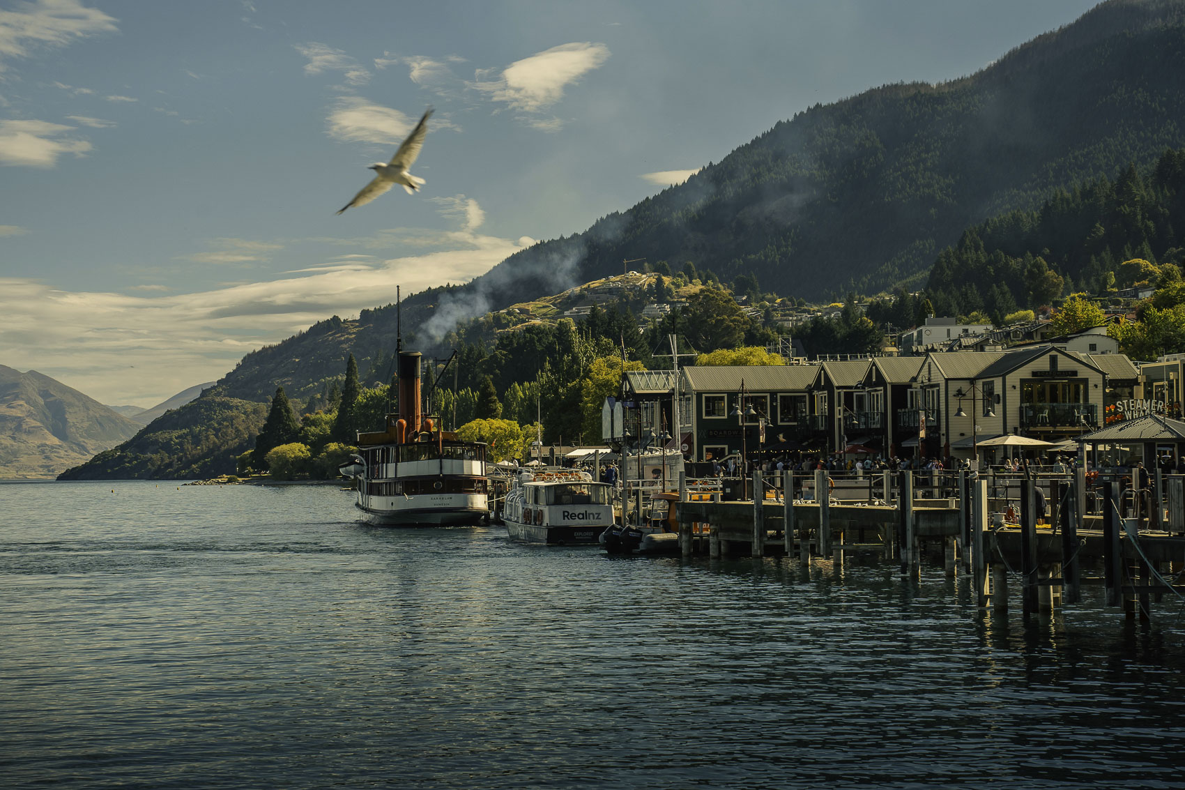 Quai au bord du lac de Queenstown en Nouvelle-Zélande, photographie de voyage par Robin Masson