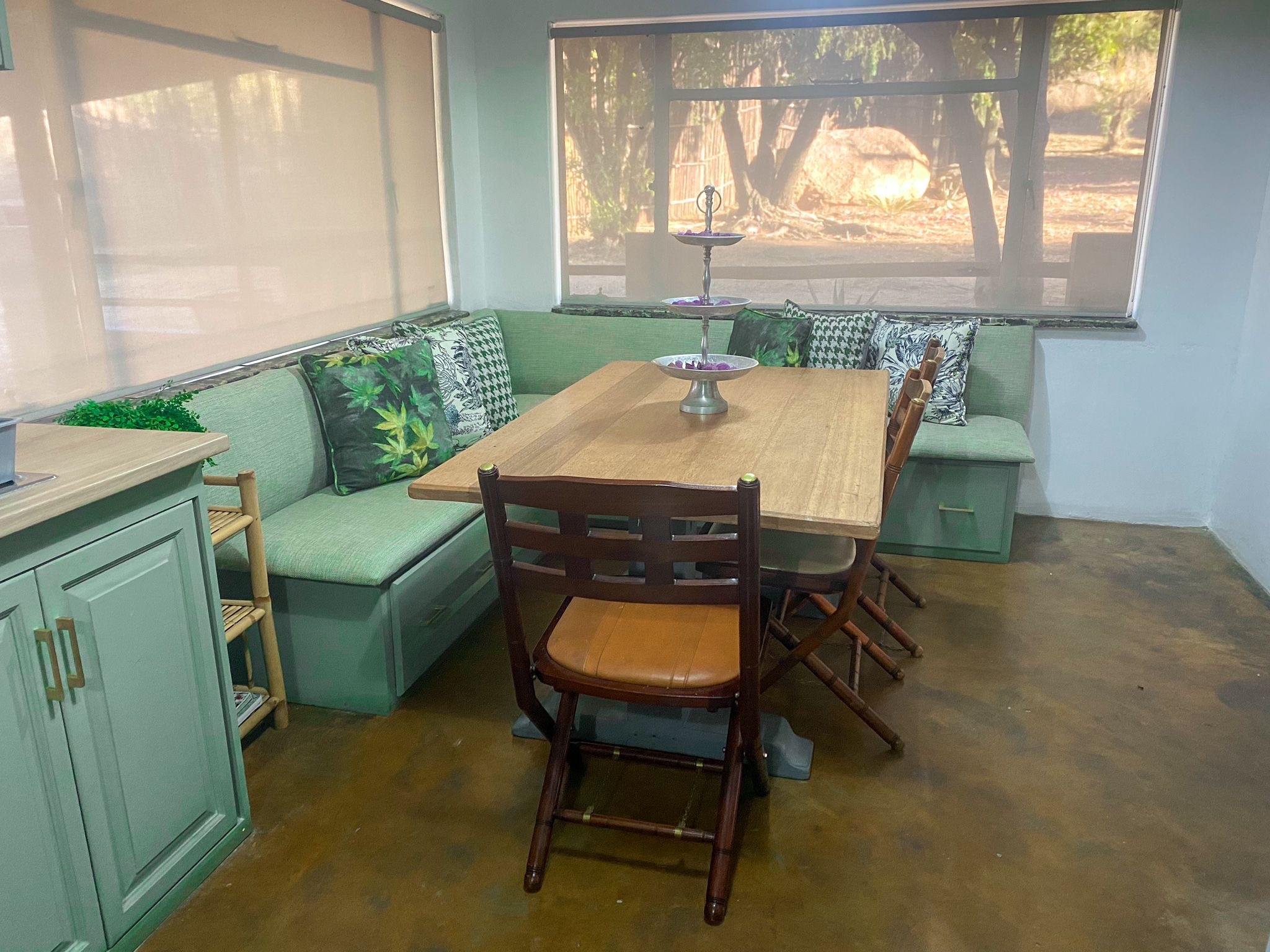 Kilimanjaro Elephant Ride, Arusha, Tanzania. En kvinna sitter och läser utanför ett tält uppsatt i vildmarken.