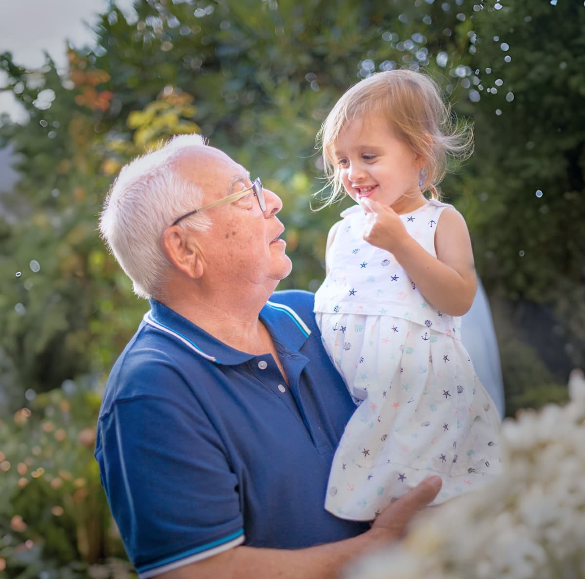 Пожилой мужчина с внучкой выбирают полезные безлактозные продукты