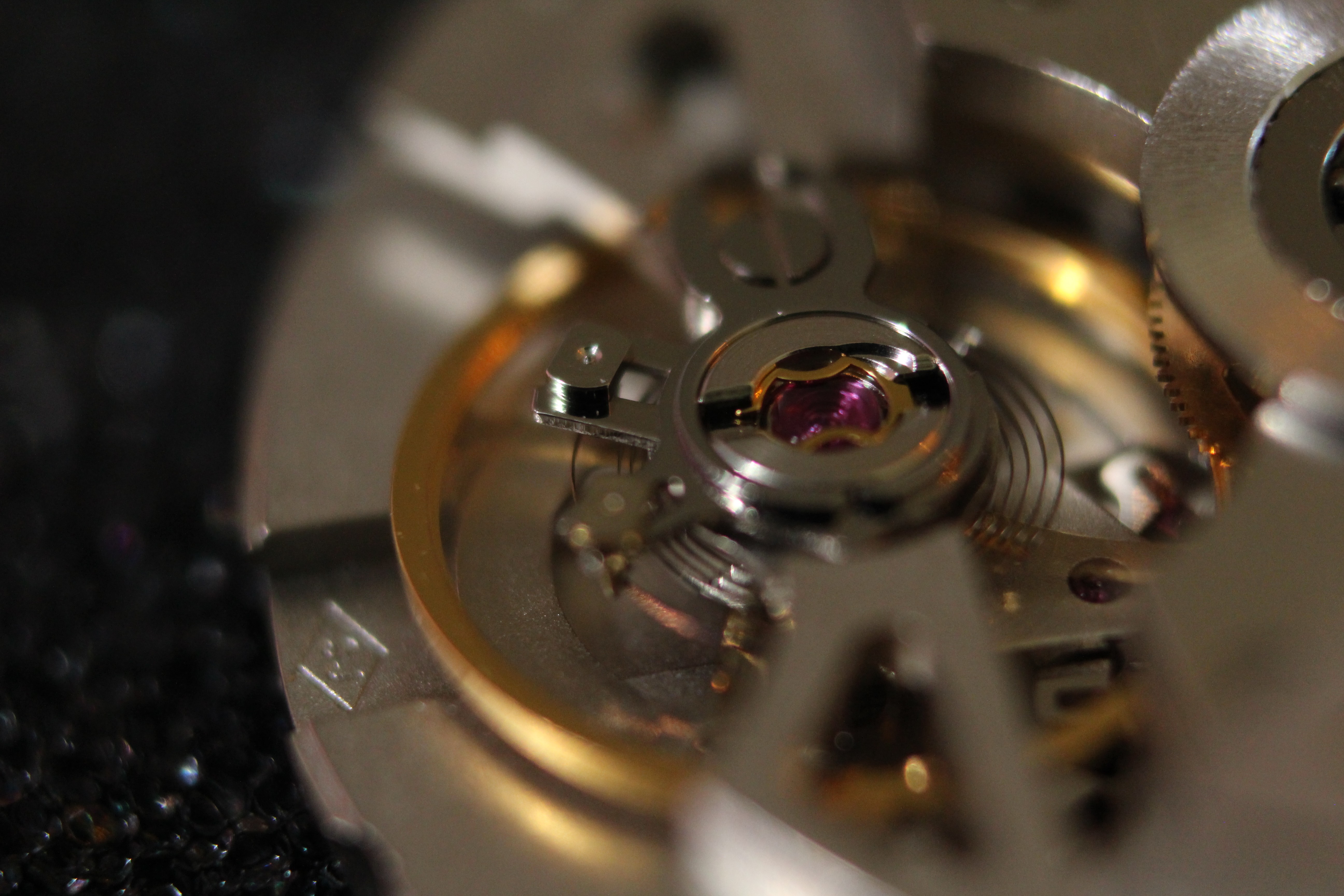 a picture of watch mouvment