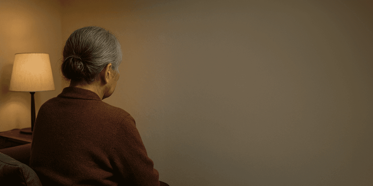 독거 노인이 고독사를 걱정하는 모습