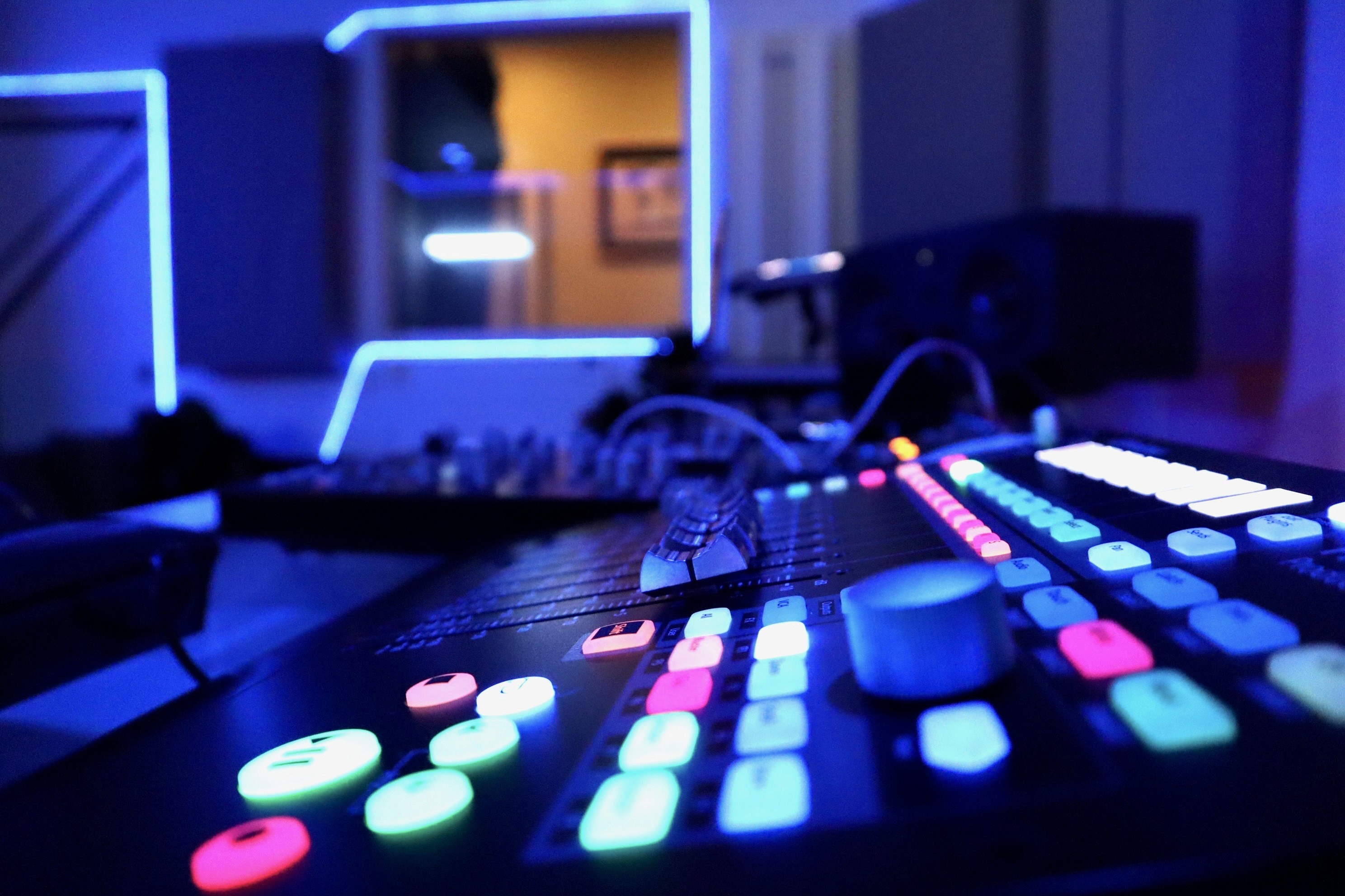 led-music-pop-electronic-recording-studio-aniara-blue-tint-lilqueen-crisirahn-projects