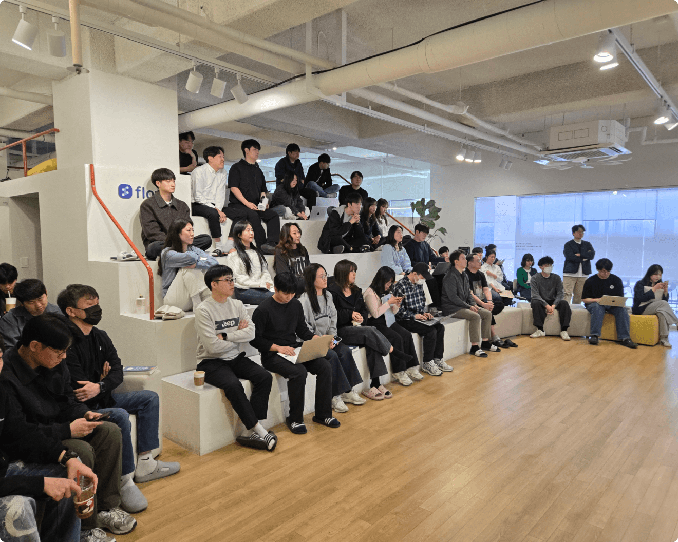 businesspeople-lunch-break-eating-pizza