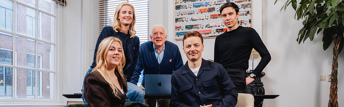 groepsfoto met 5 mensen van het bedrijf trayler