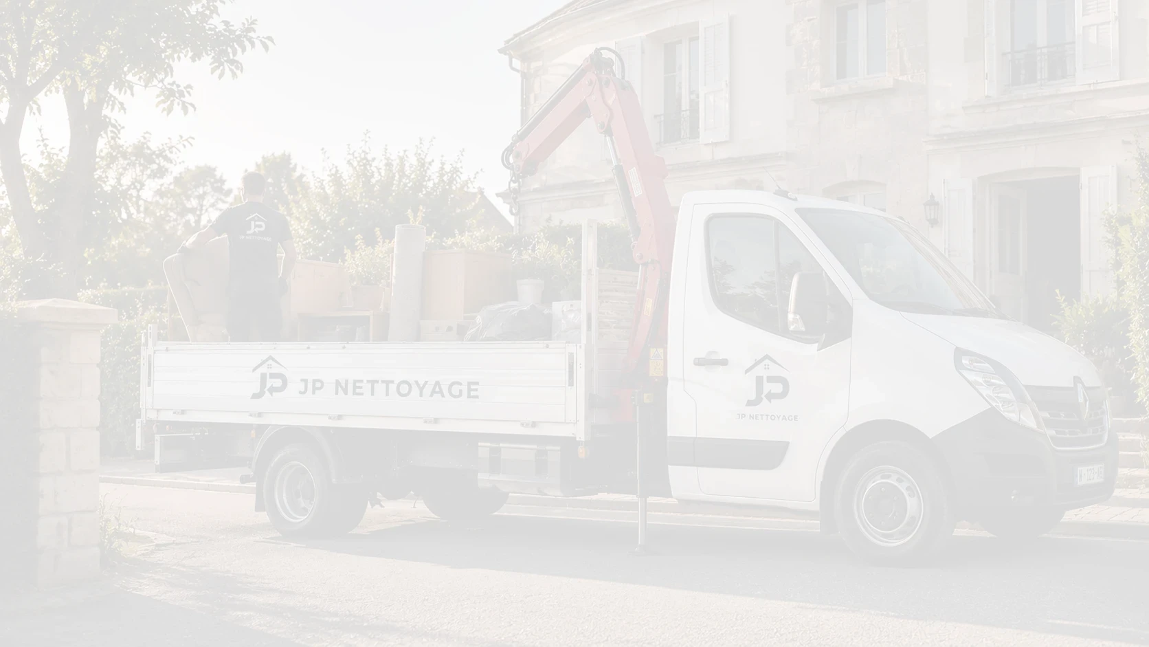 Camion JP Nettoyage intervenant chez un client dans le Puy-de-Dôme pour un débarras et un nettoyage.