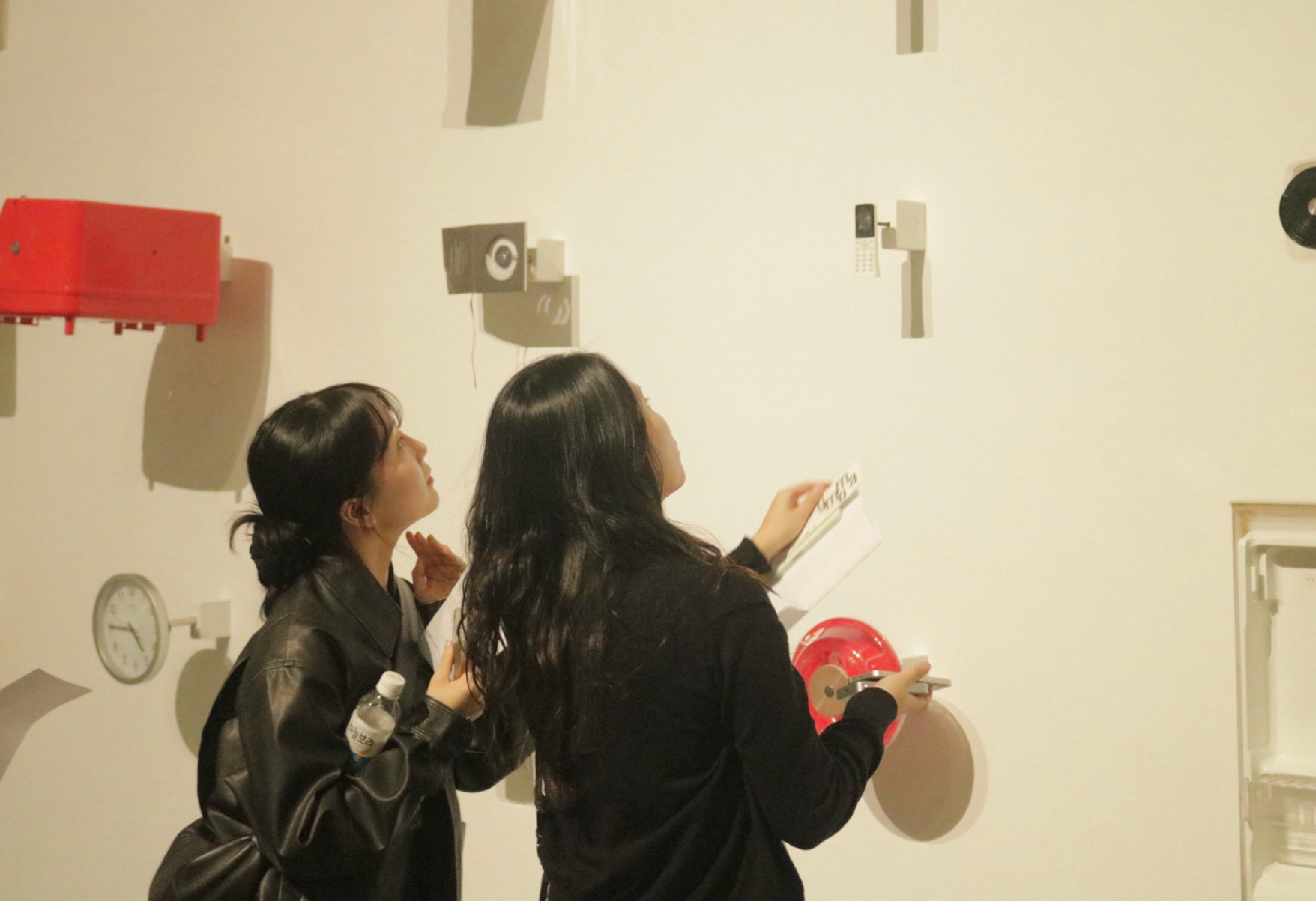 경기미술관에서 진행되는 전시 '기다림이 끝나는 날에도'를 관람하고 있는 스베 팀원들의 모습