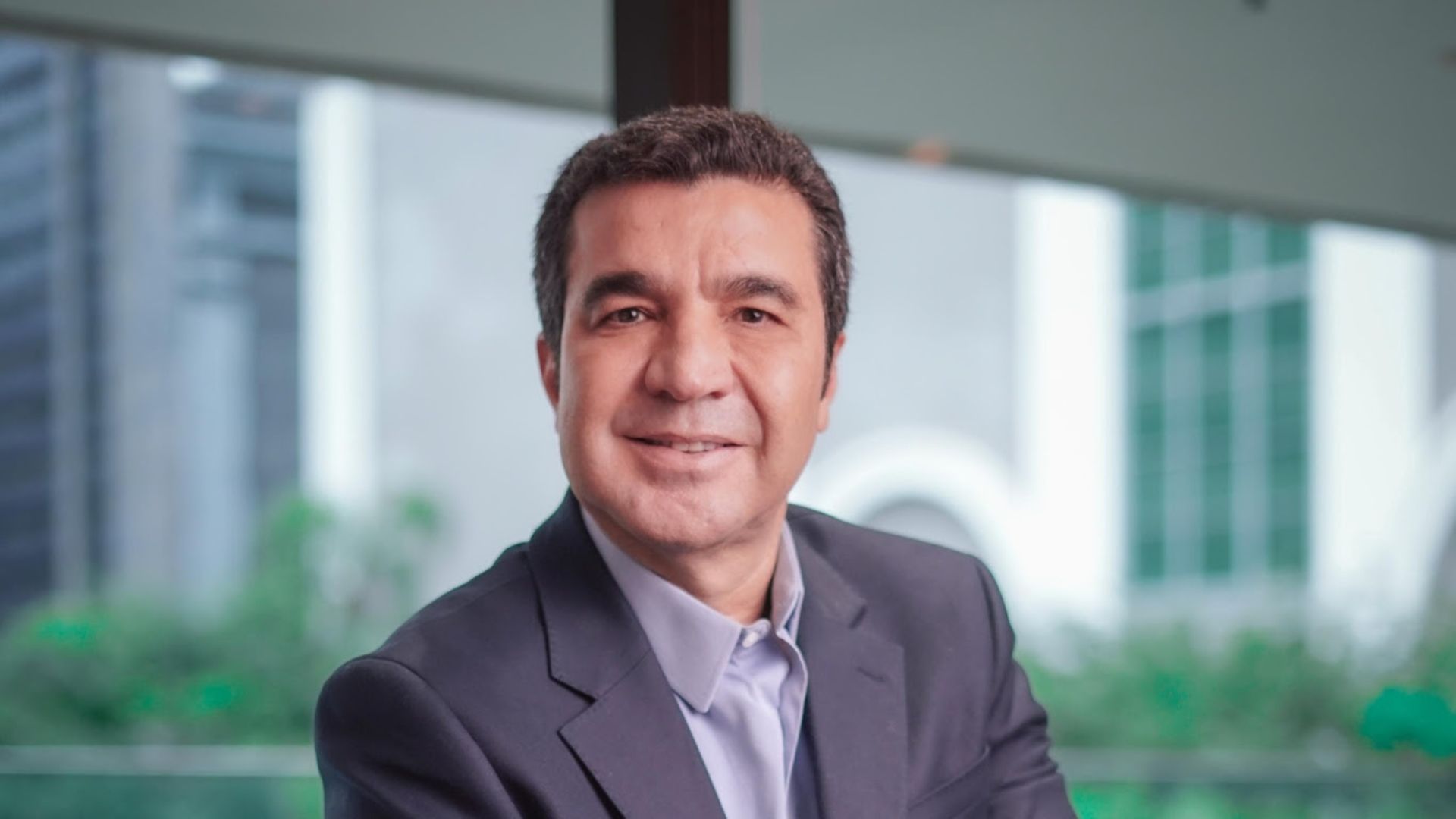 João Kepler lança livro e transforma sessão de autógrafos em experiência ao vivo