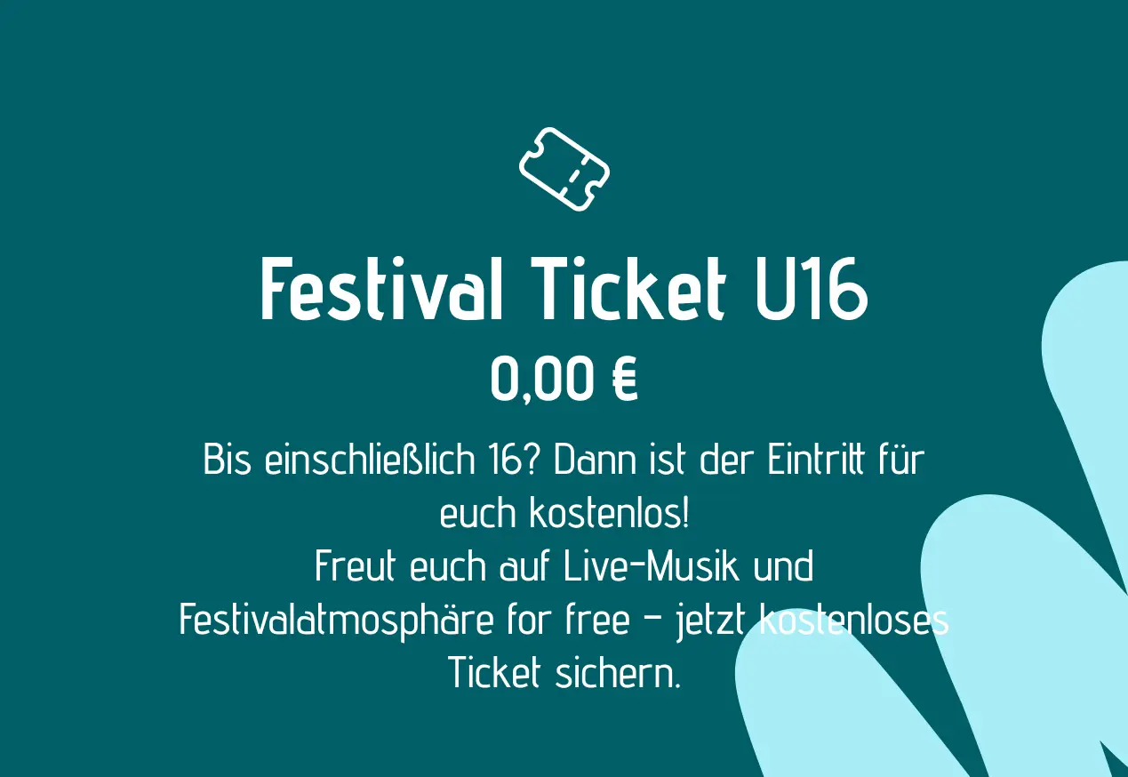 Grafik in Petrol-Grün mit einem Ticket-Symbol und dem Text: ‚Festival Ticket U16 – 0,00 €‘ gefolgt von ‚Für alle unter 16 ist der Eintritt frei! Erlebt Livemusik und Festivalatmosphäre ganz ohne Kosten. Sichere dir jetzt dein kostenloses Ticket.‘ Rechts unten abstrakte, hellblaue Formen.