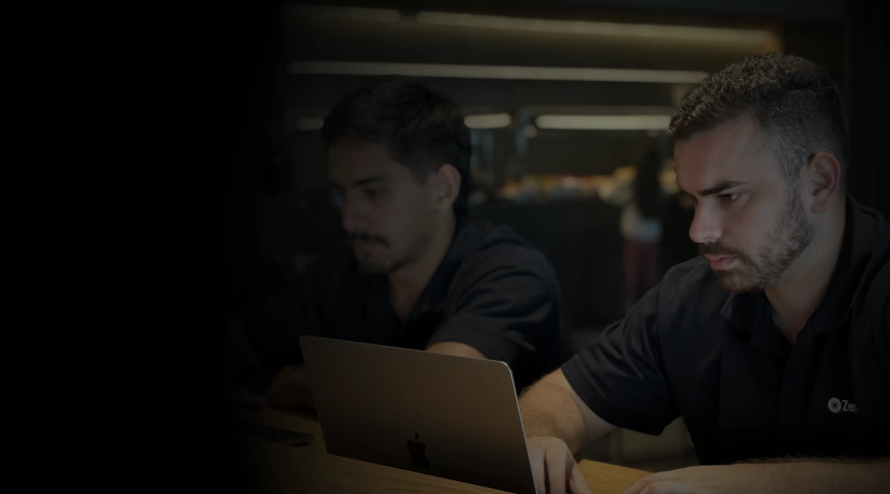 Equipe Zero14 especialistas em Growth Marketing e Performance analisando dados